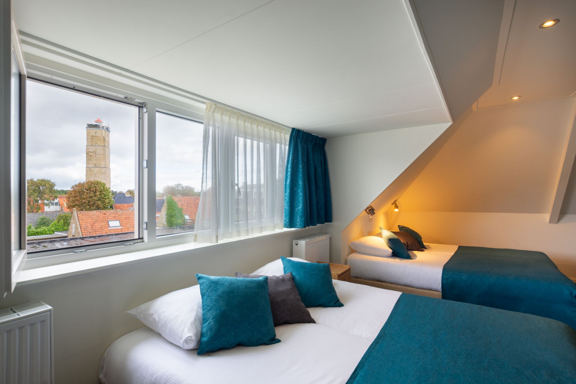 Comfort vierpersoonskamer met uitzicht op de Brandaris bij Hotel Oepkes in West Terschelling.