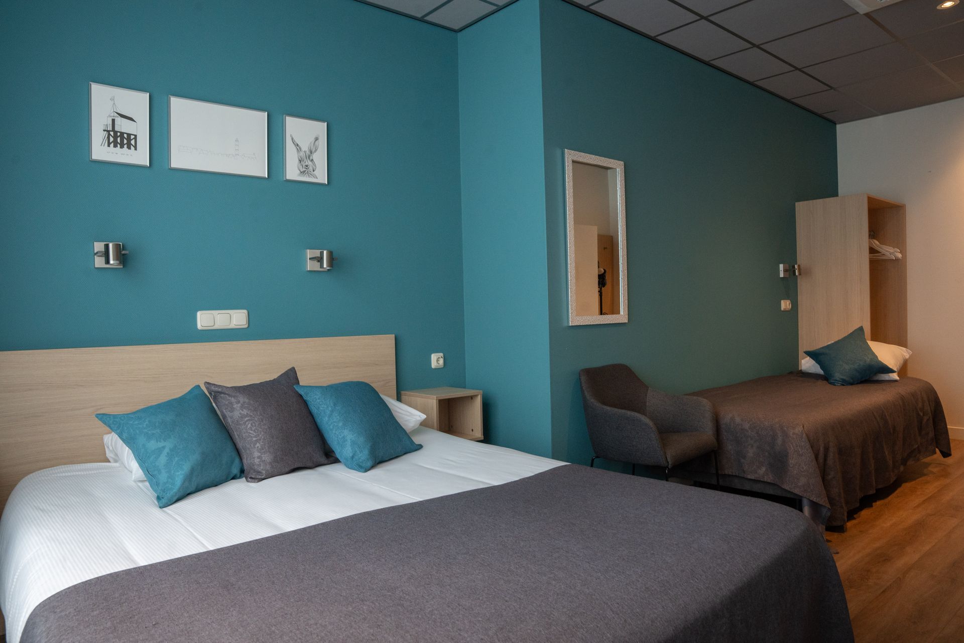 Comfort driepersoonskamer op de begane grond bij Hotel Oepkes in West Terschelling.