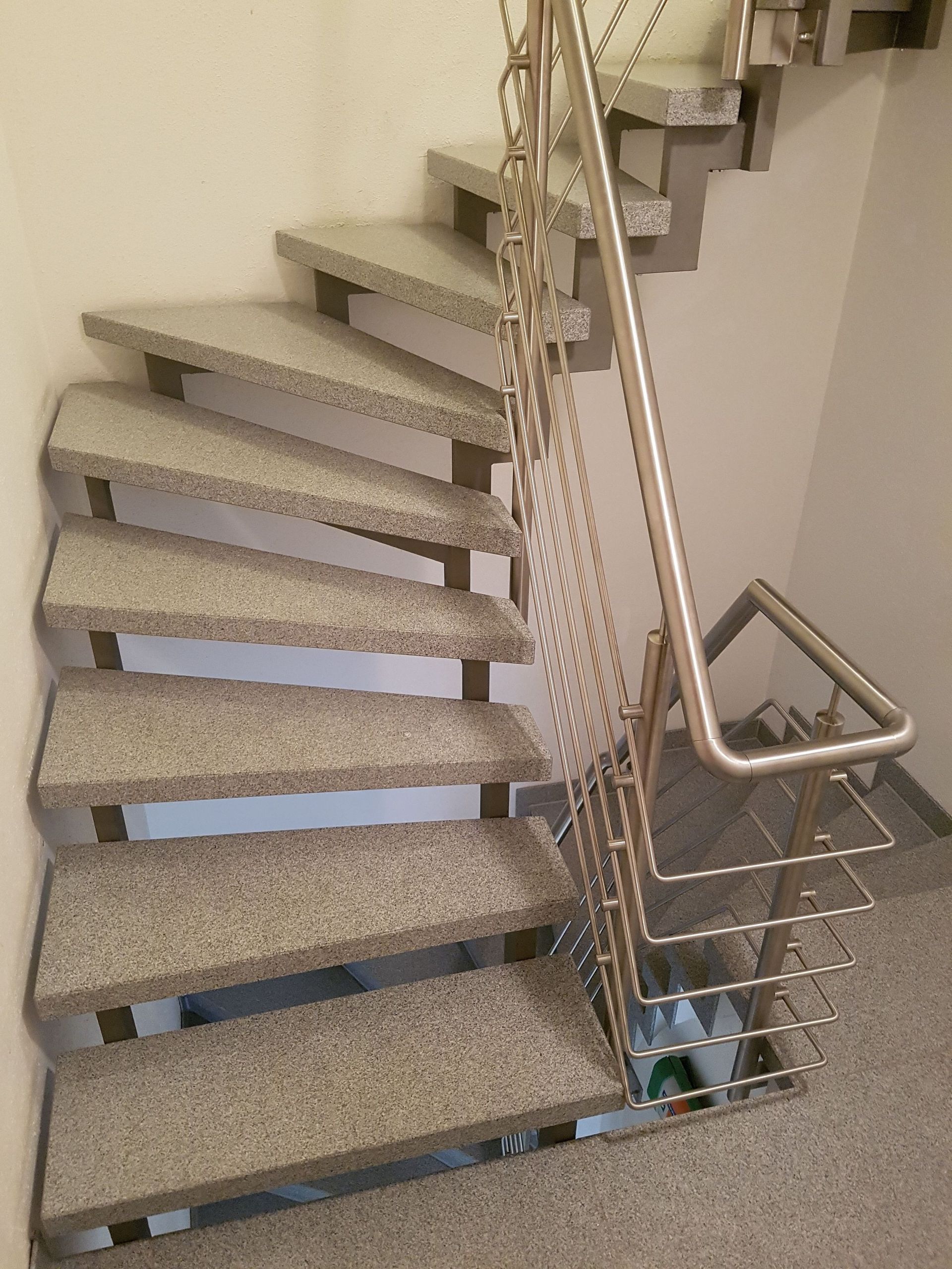 Treppe mit Natursteinstufen