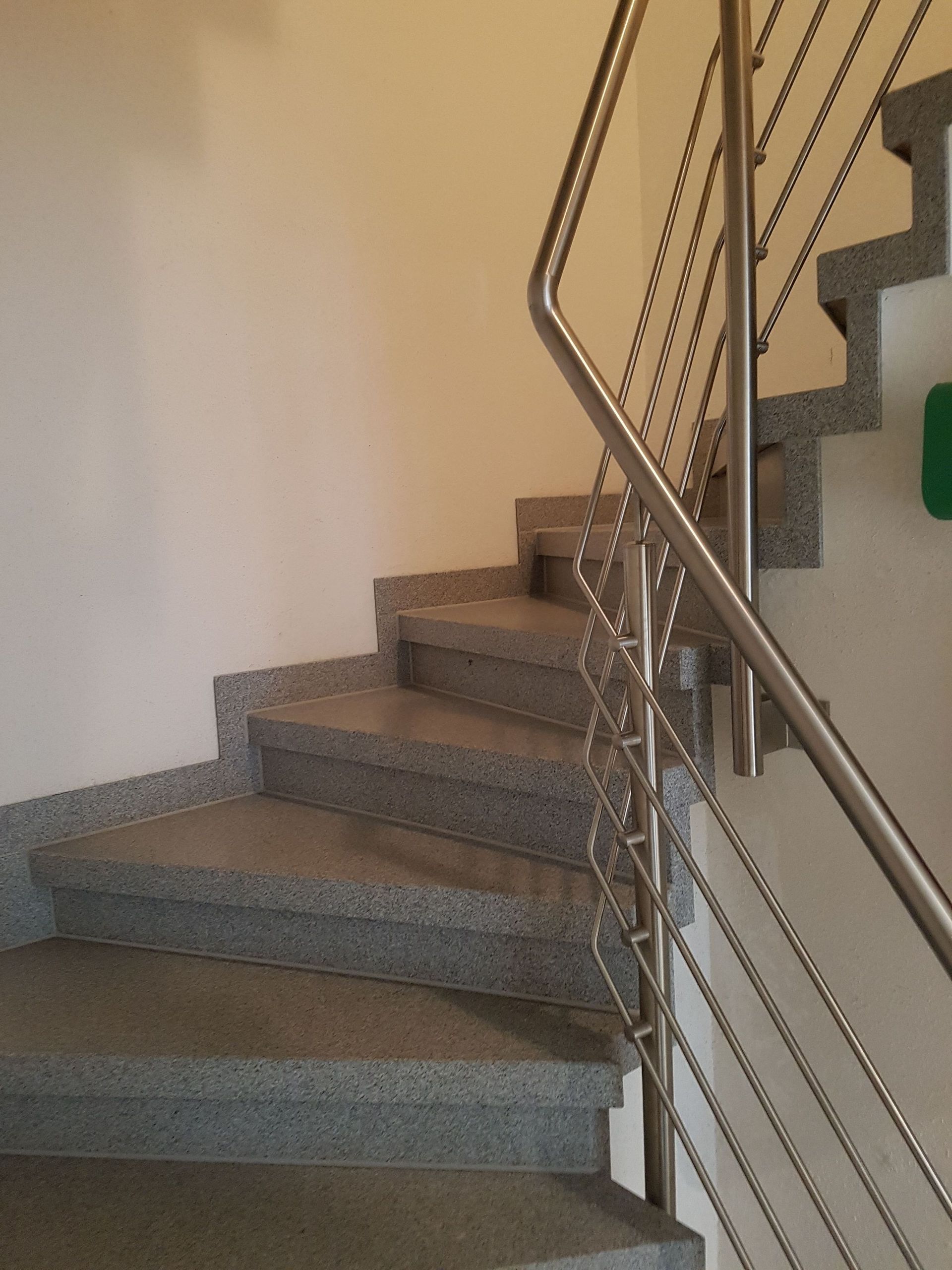 Treppe mit grauen Natursteinstufen