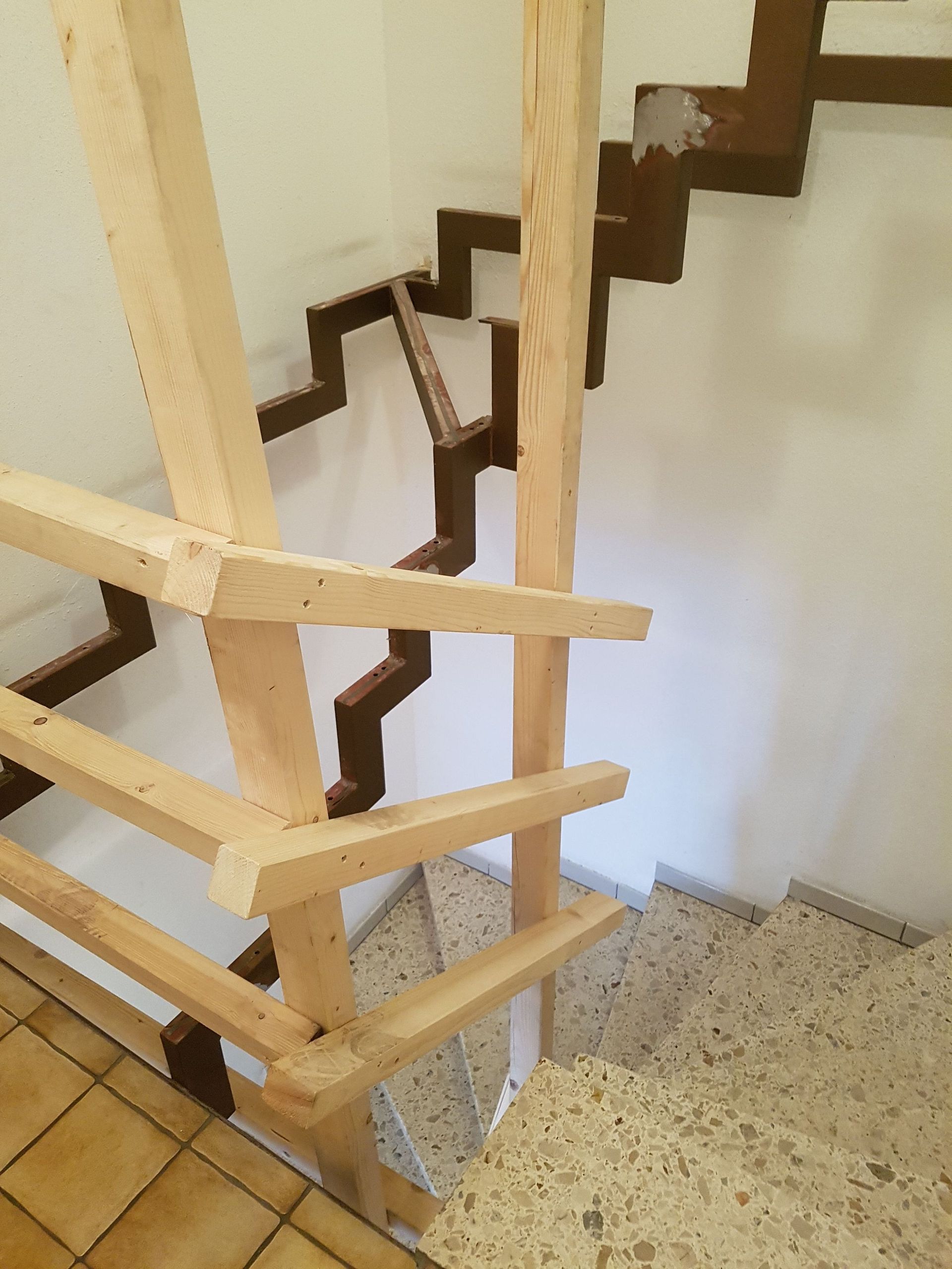 Treppe mit Rohbau-Geländer aus Holz
