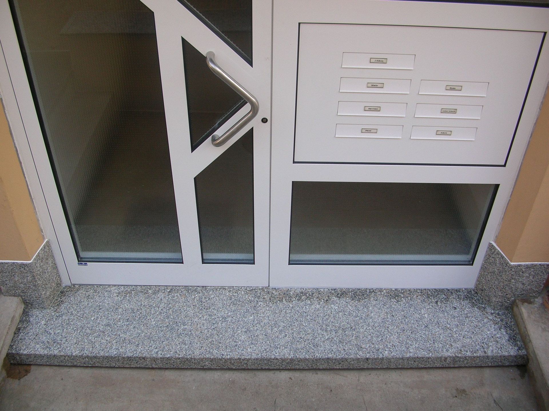 renovierter Außenbereich an Haustür aus Stein