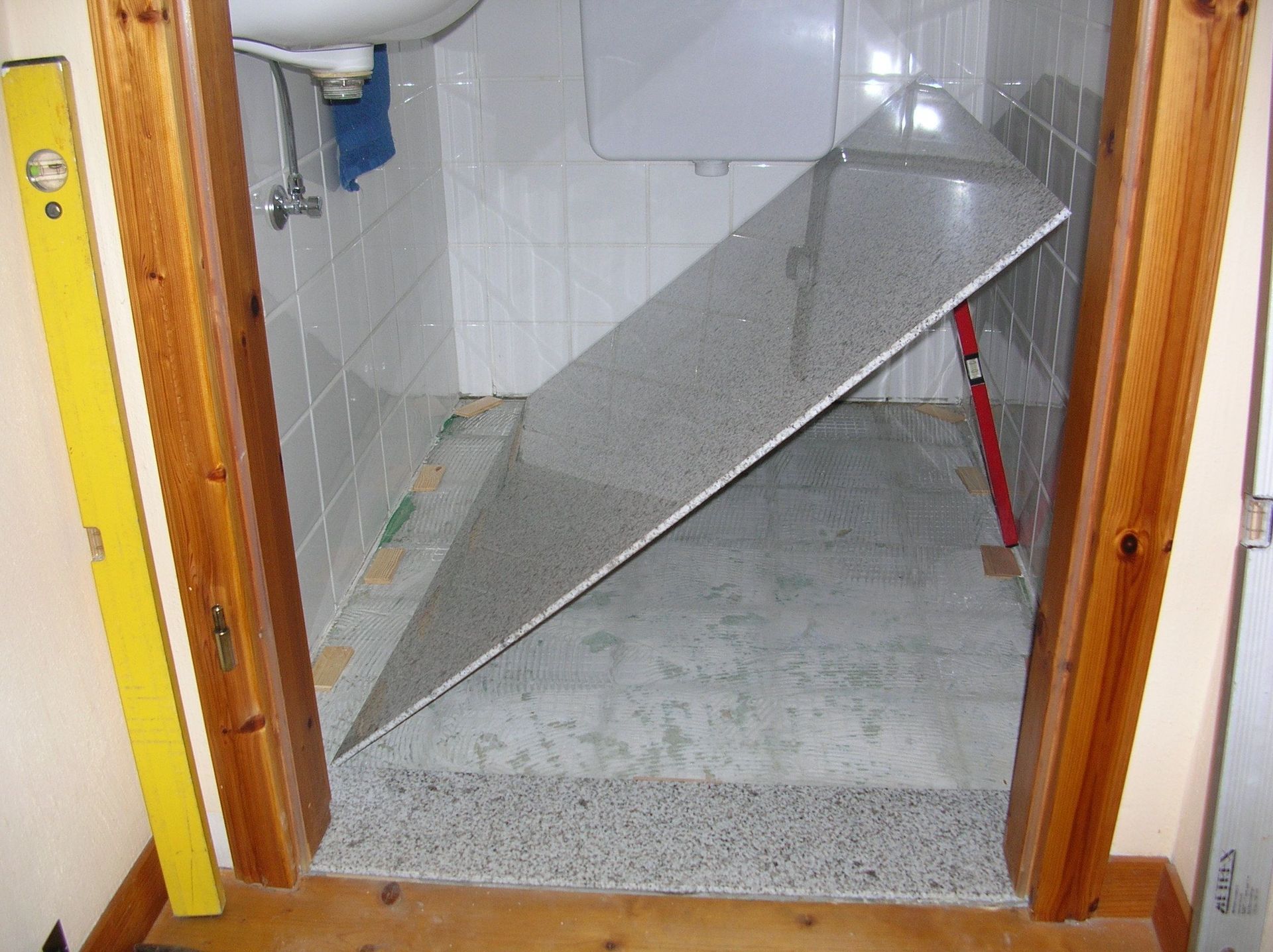 Steinplatte von CasaFloor wird in Raum eingebaut