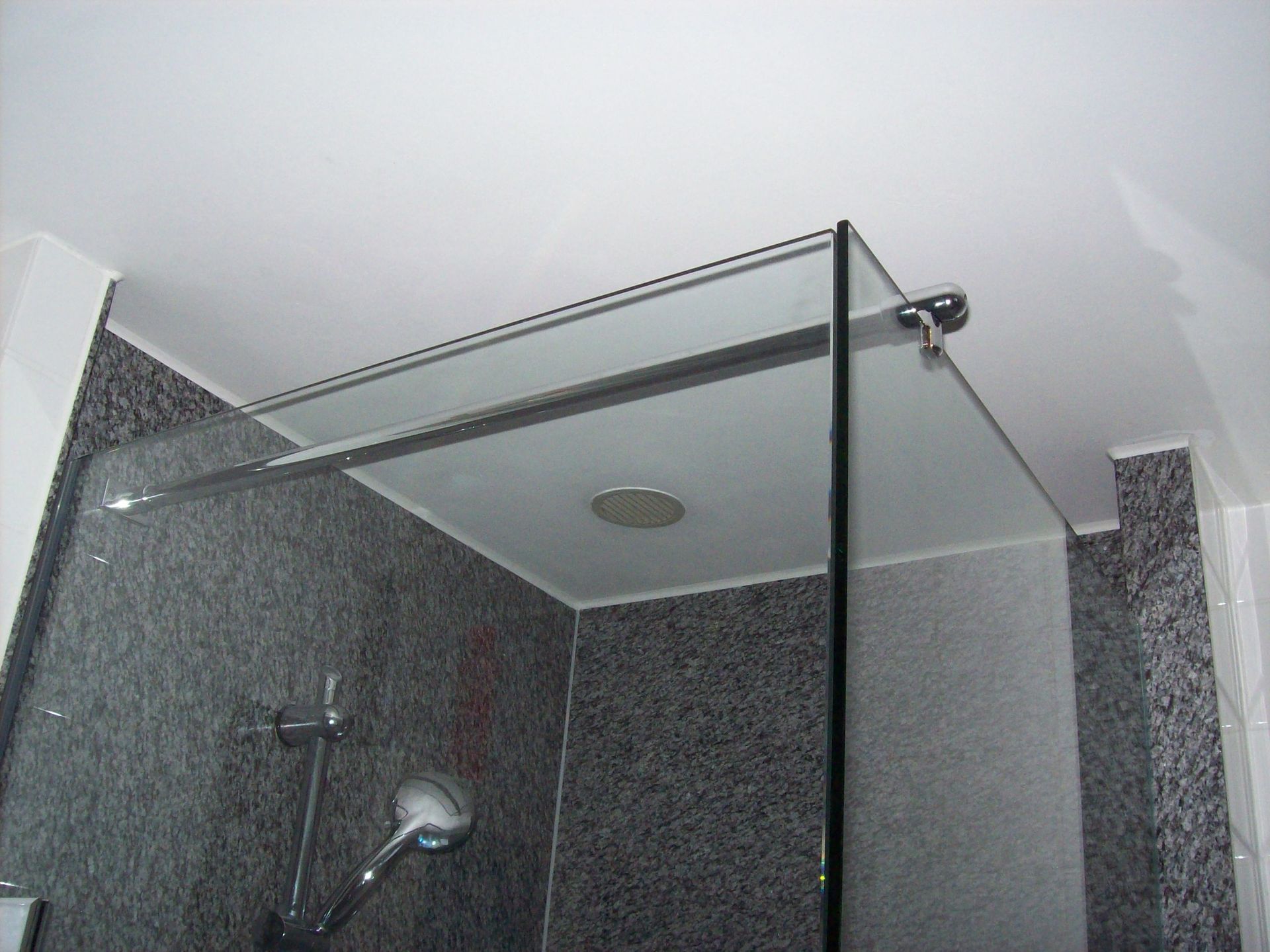 Ganzglasdusche und Wandgestaltung mit CasaFloor