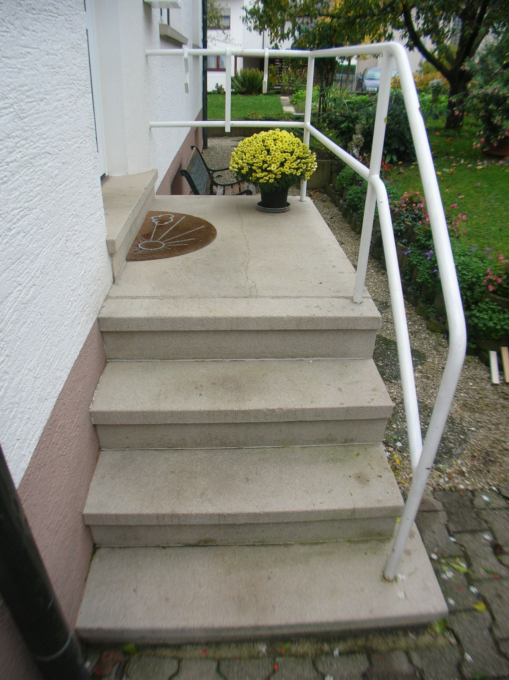 Außentreppe vor der Renovierung