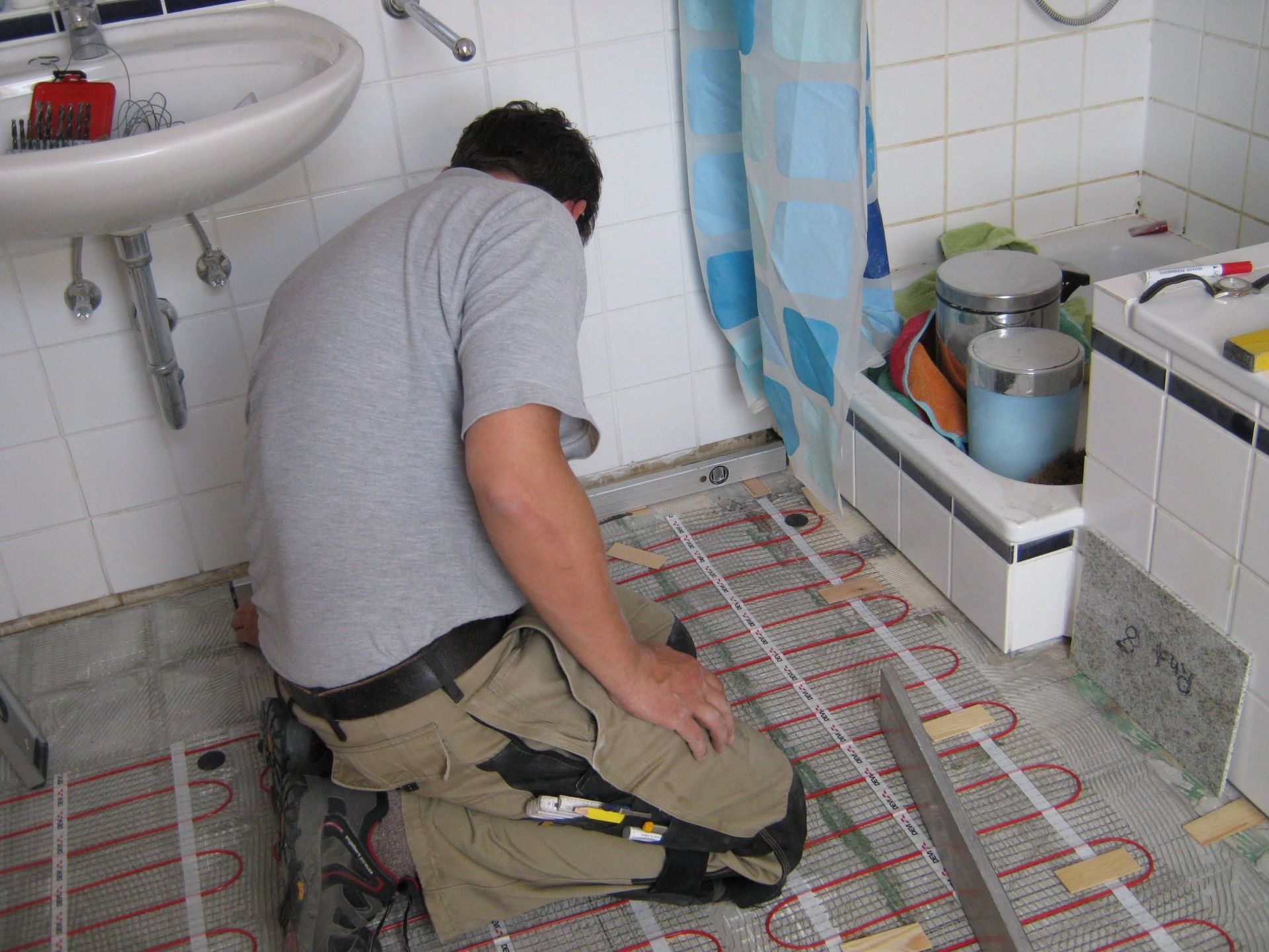 Neue Bodenverlegung in einem Badezimmer