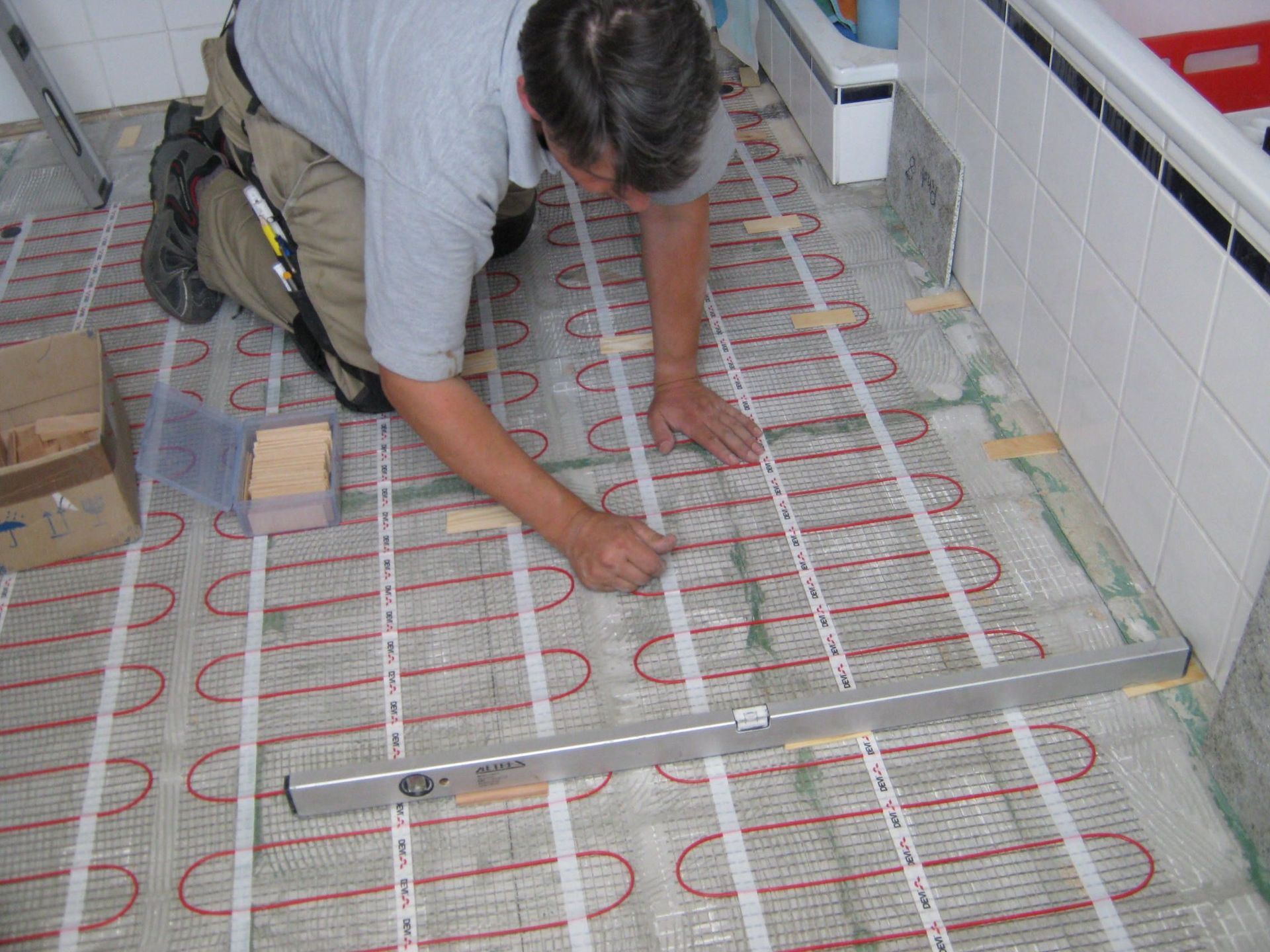 Neue Bodenverlegung in einem Badezimmer