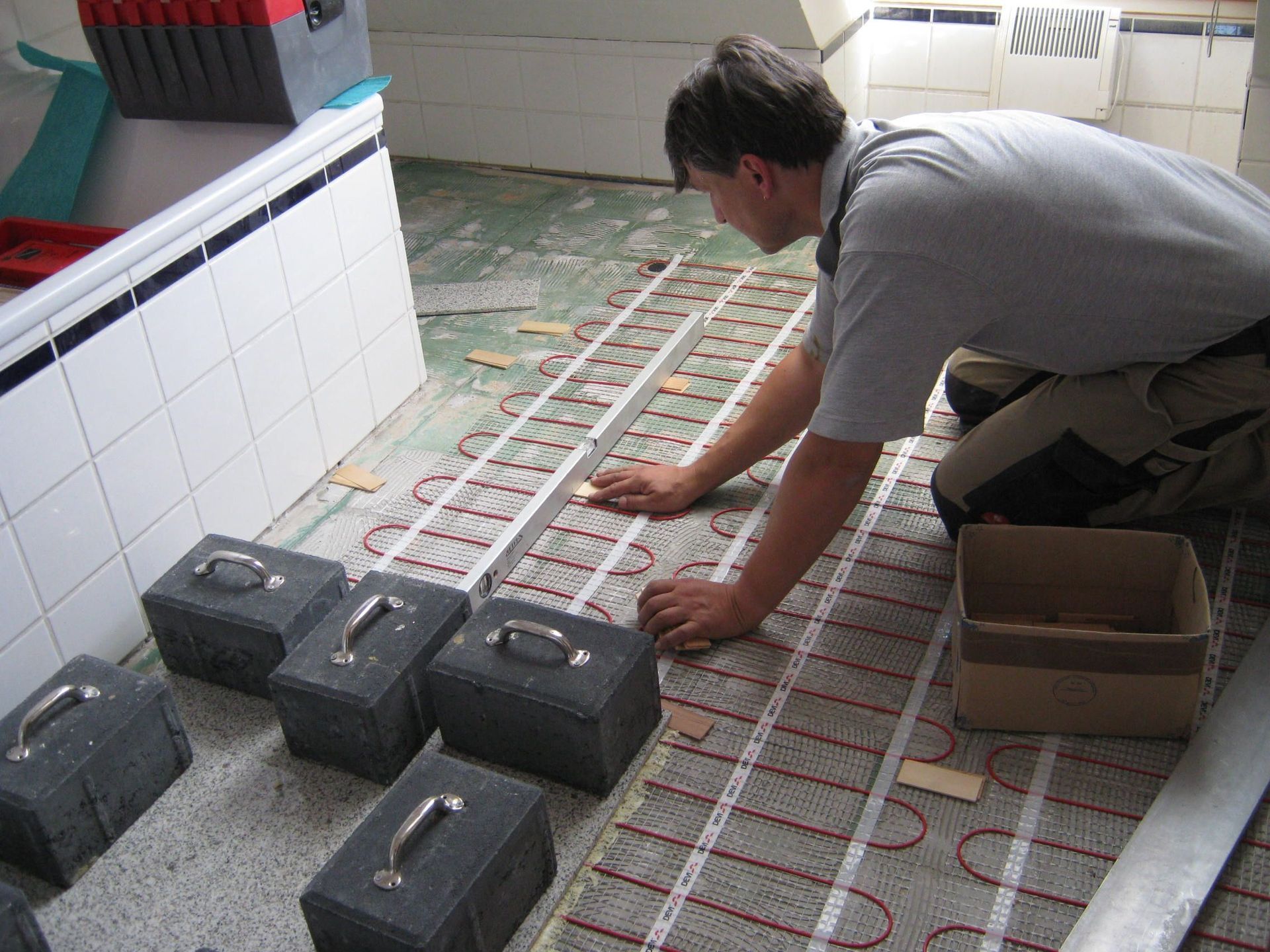 Neue Bodenverlegung in einem Badezimmer