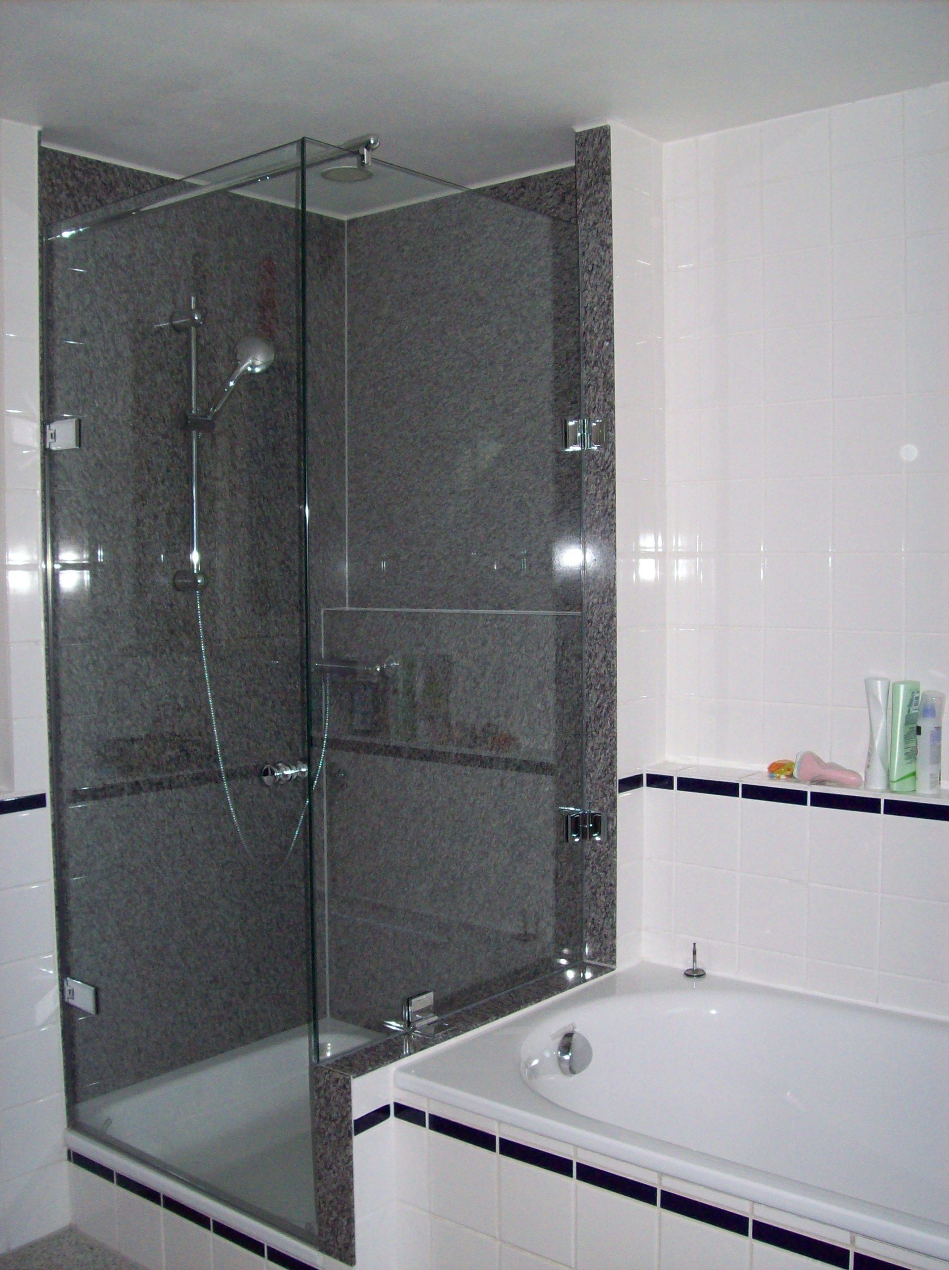 Dusche mit Glas- und Granit-Wänden