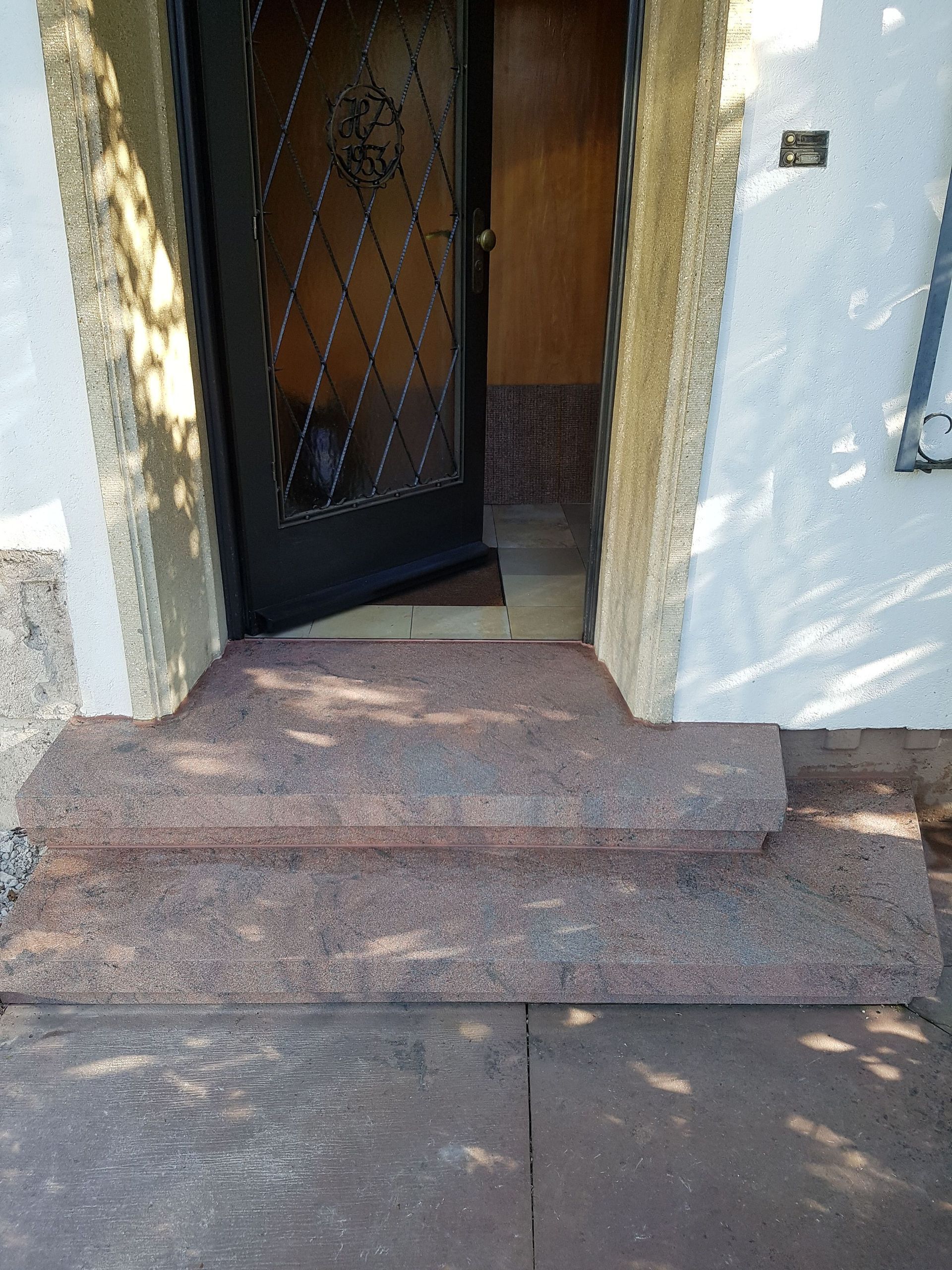 offene Eingangstür mit Glaselementen