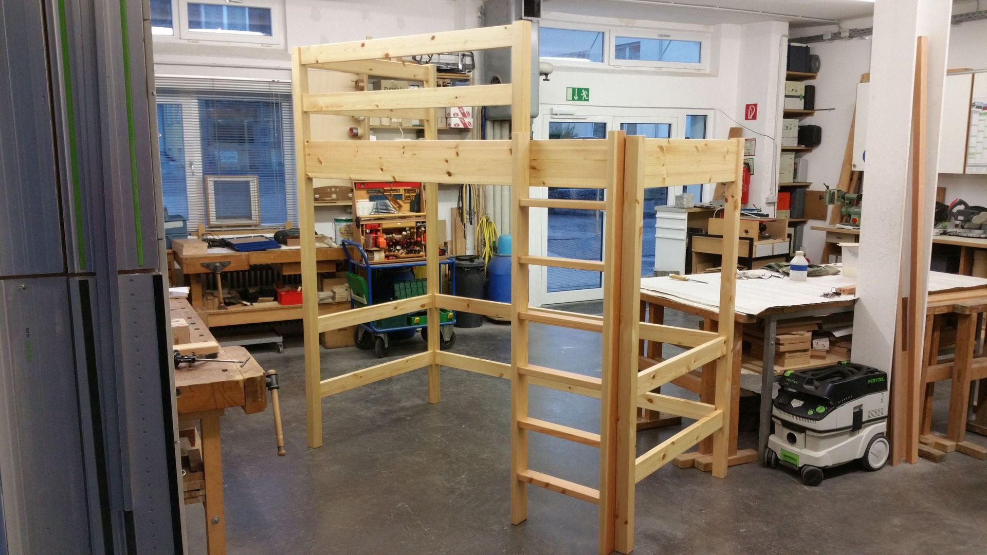 Gestell eines Hochbetts aus Holz