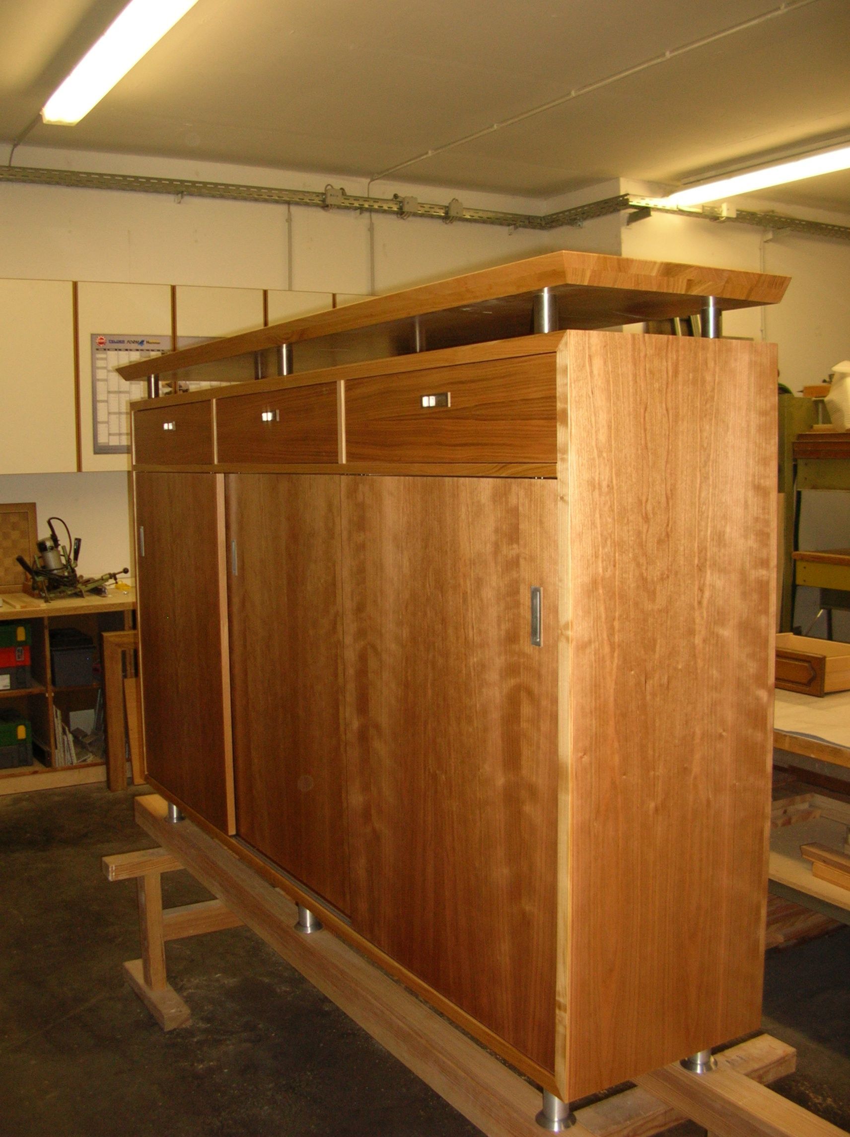 Maßgefertigter Holzschrank