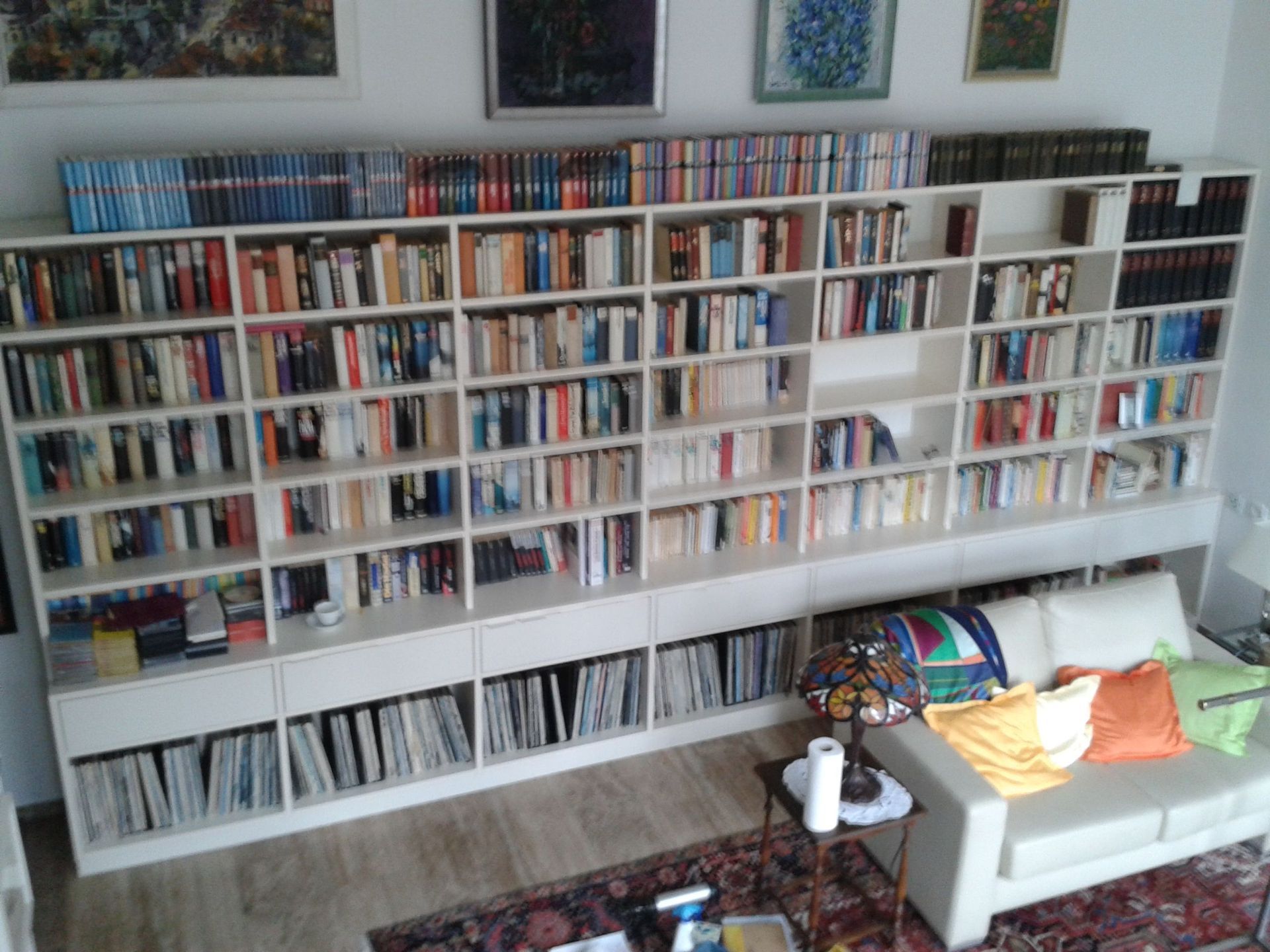 Maßgefertigtes helles Bücherregal