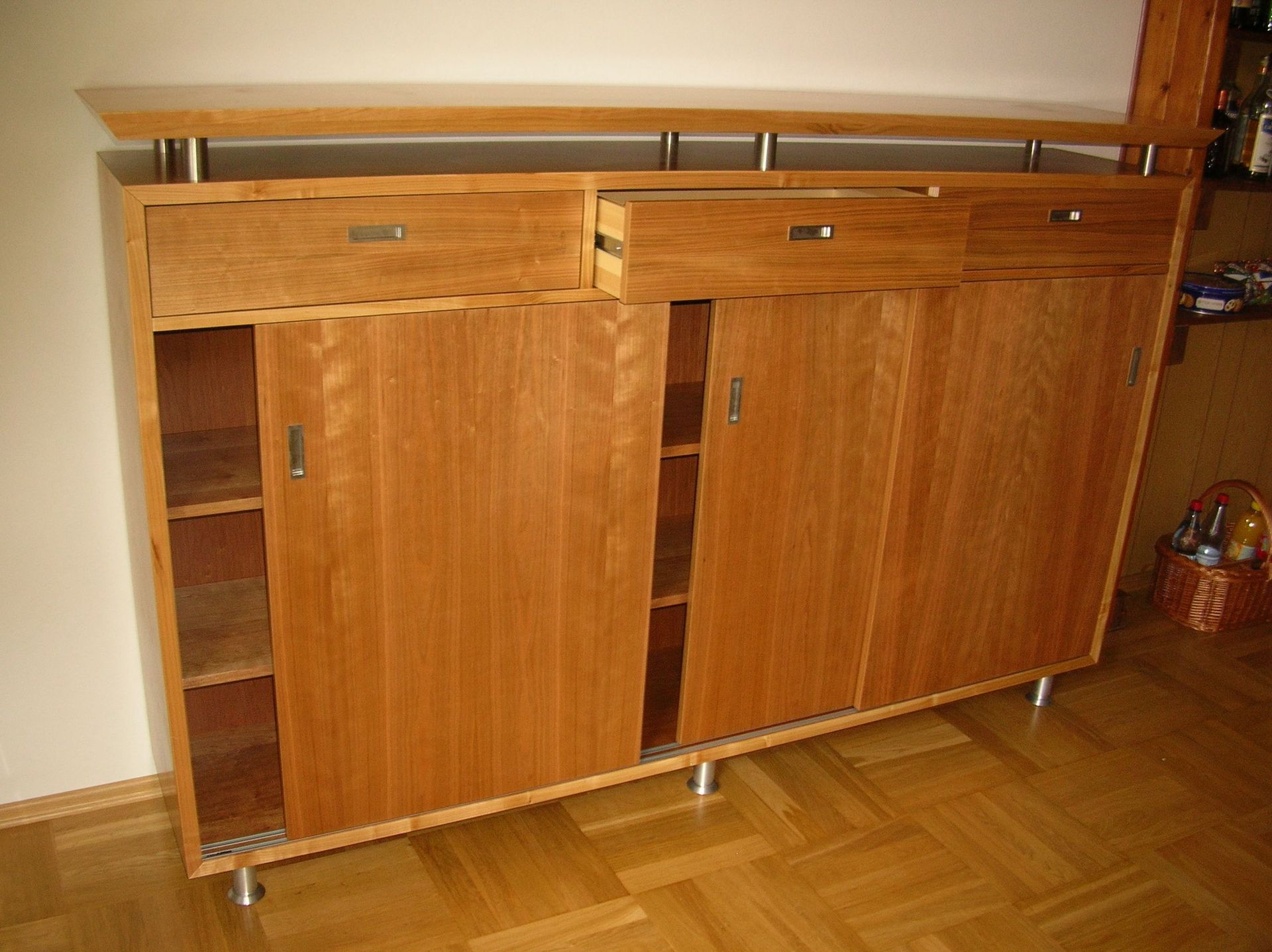 Maßgefertigter Schrank aus Holz mit Schiebetüren