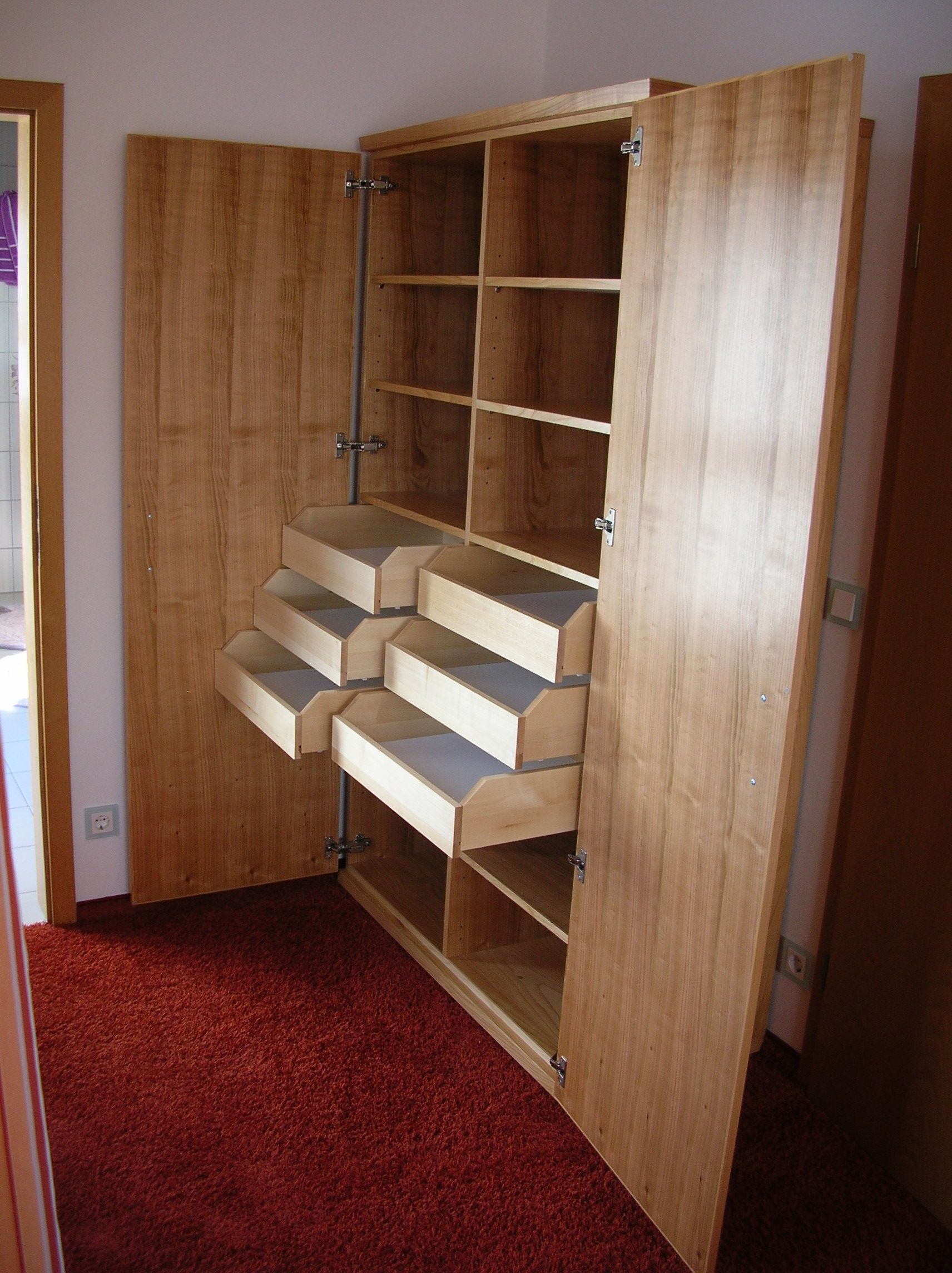 Maßgefertigter Holzschrank mit vielen Schubfächern