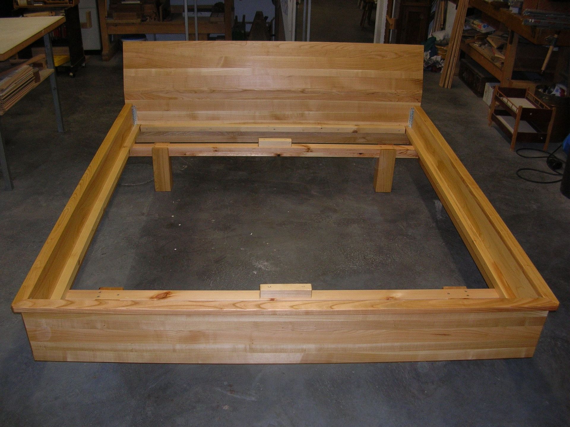 Bettgestell aus Holz