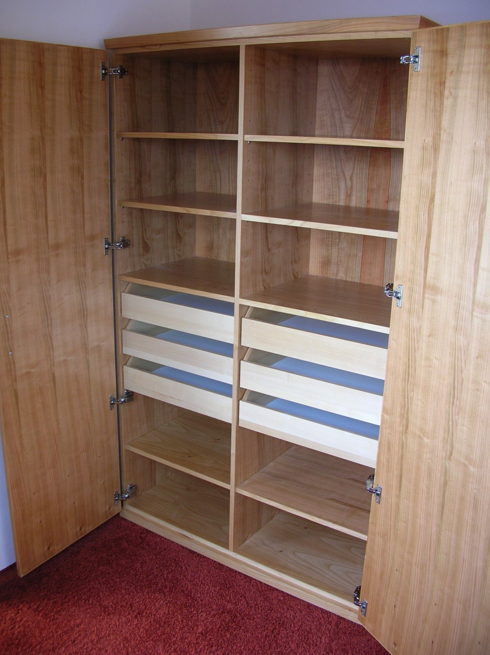 Schrank mit vielen Fächern aus Holz