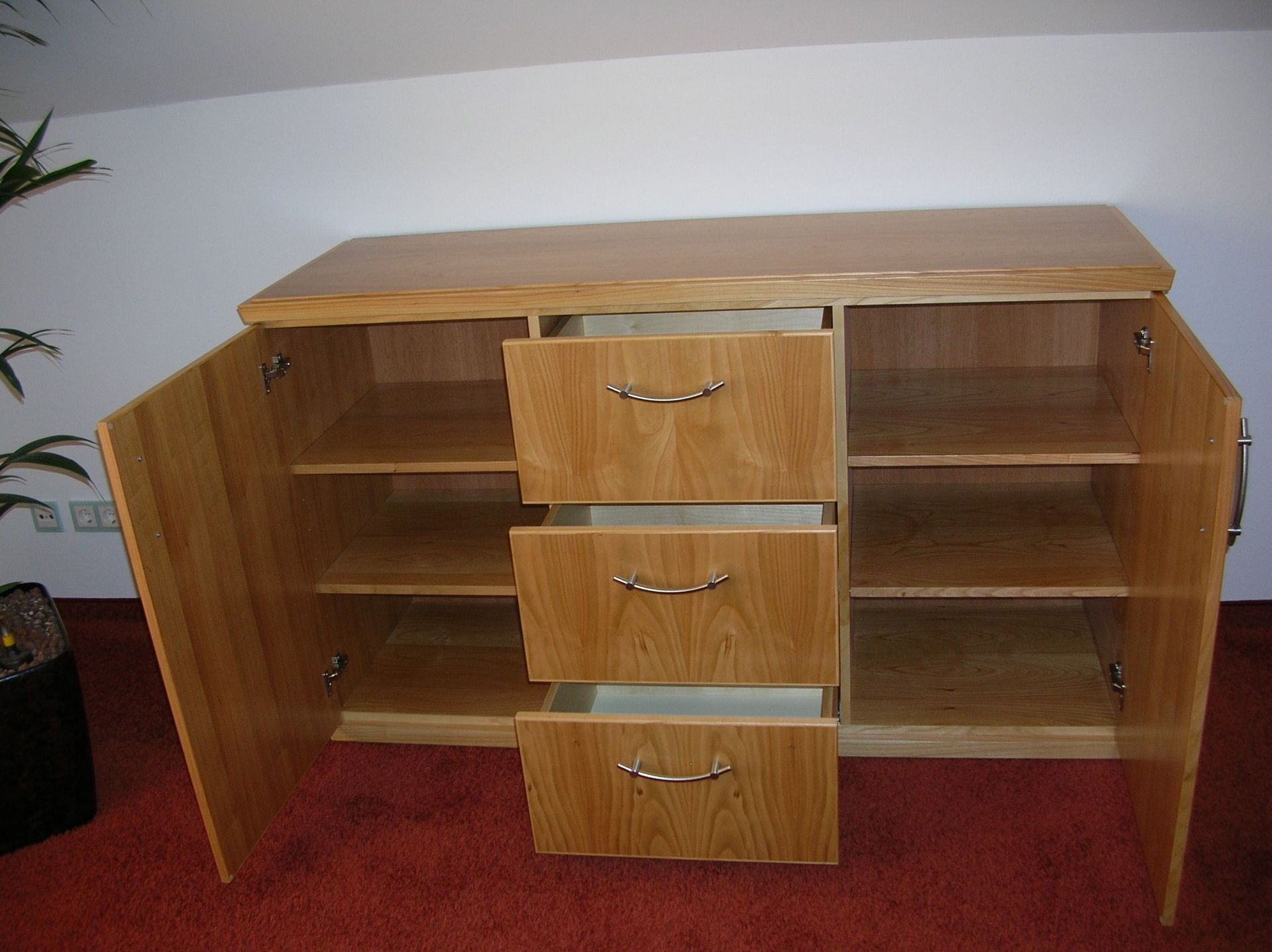 maßgefertigte Kommode aus Holz