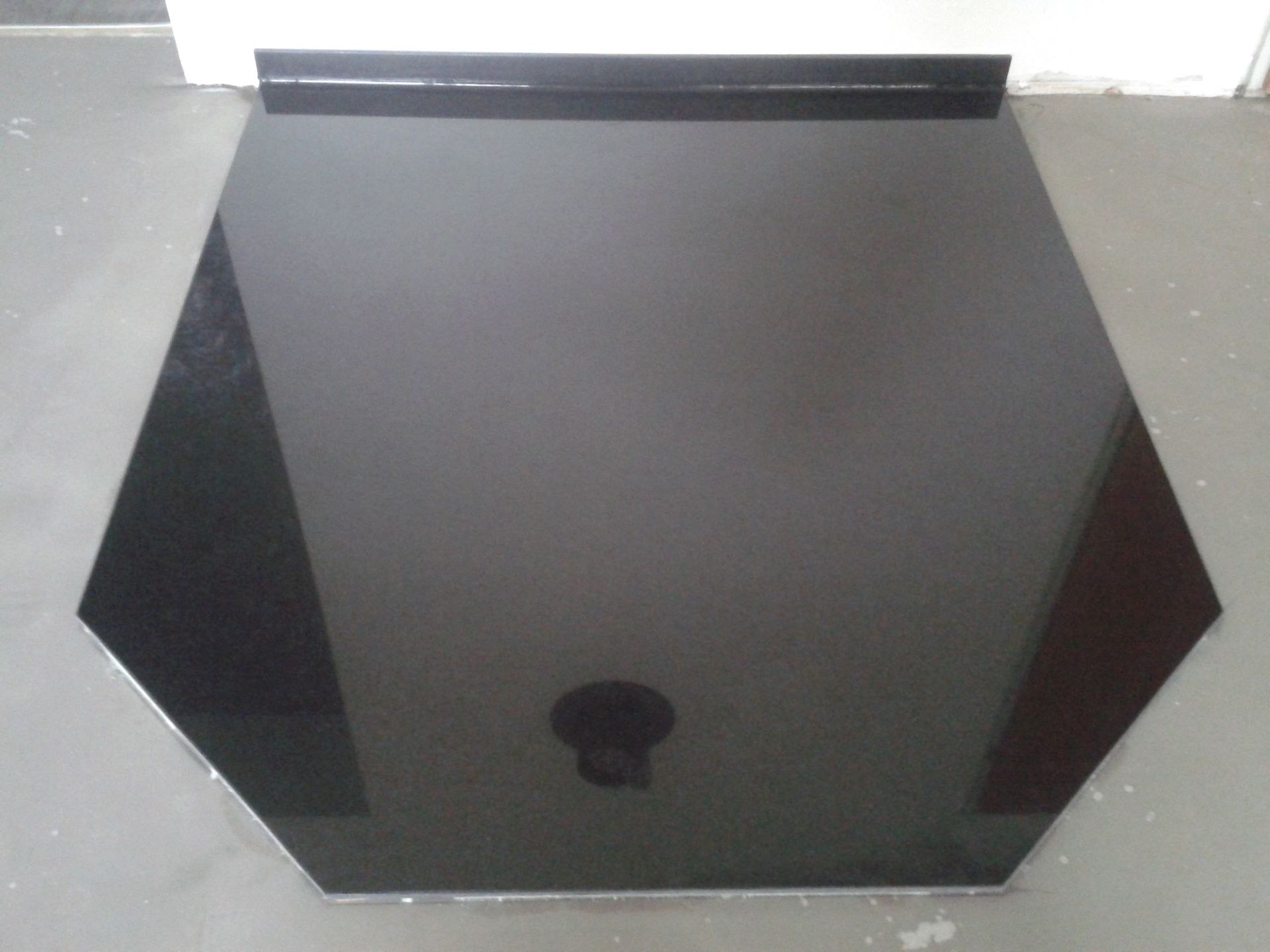 zugeschnittene Platte als Unterlage für einen Kamin