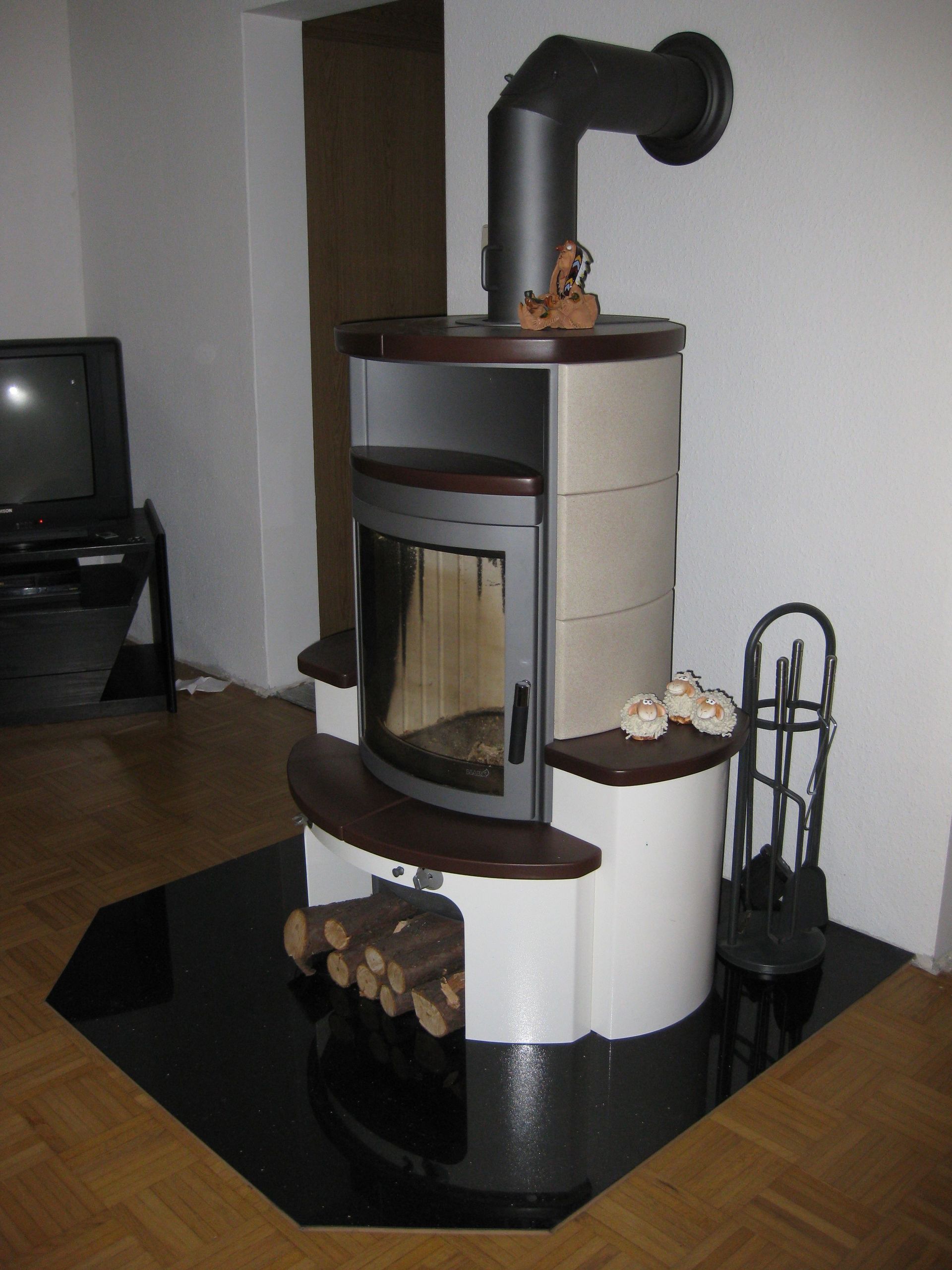 Kamin auf einer maßgefertigten Ofenplatte