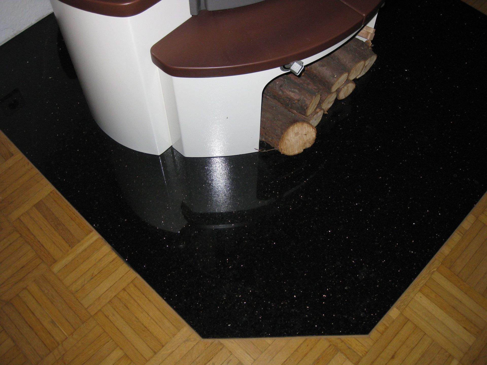 Ofenplatte mit Ofen und Holzscheiten