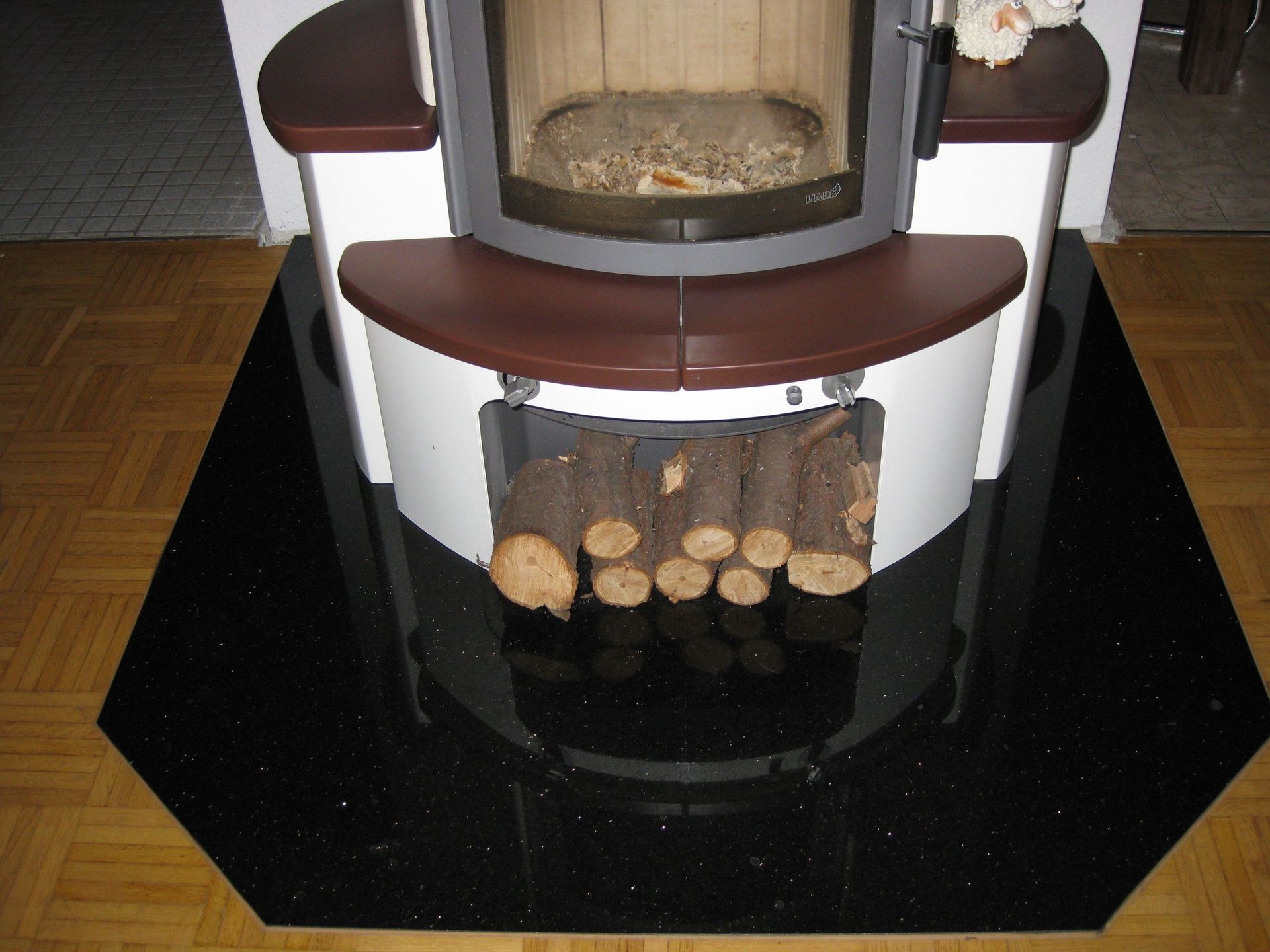 Ofen auf dunkler maßgefertigter Ofenplatte