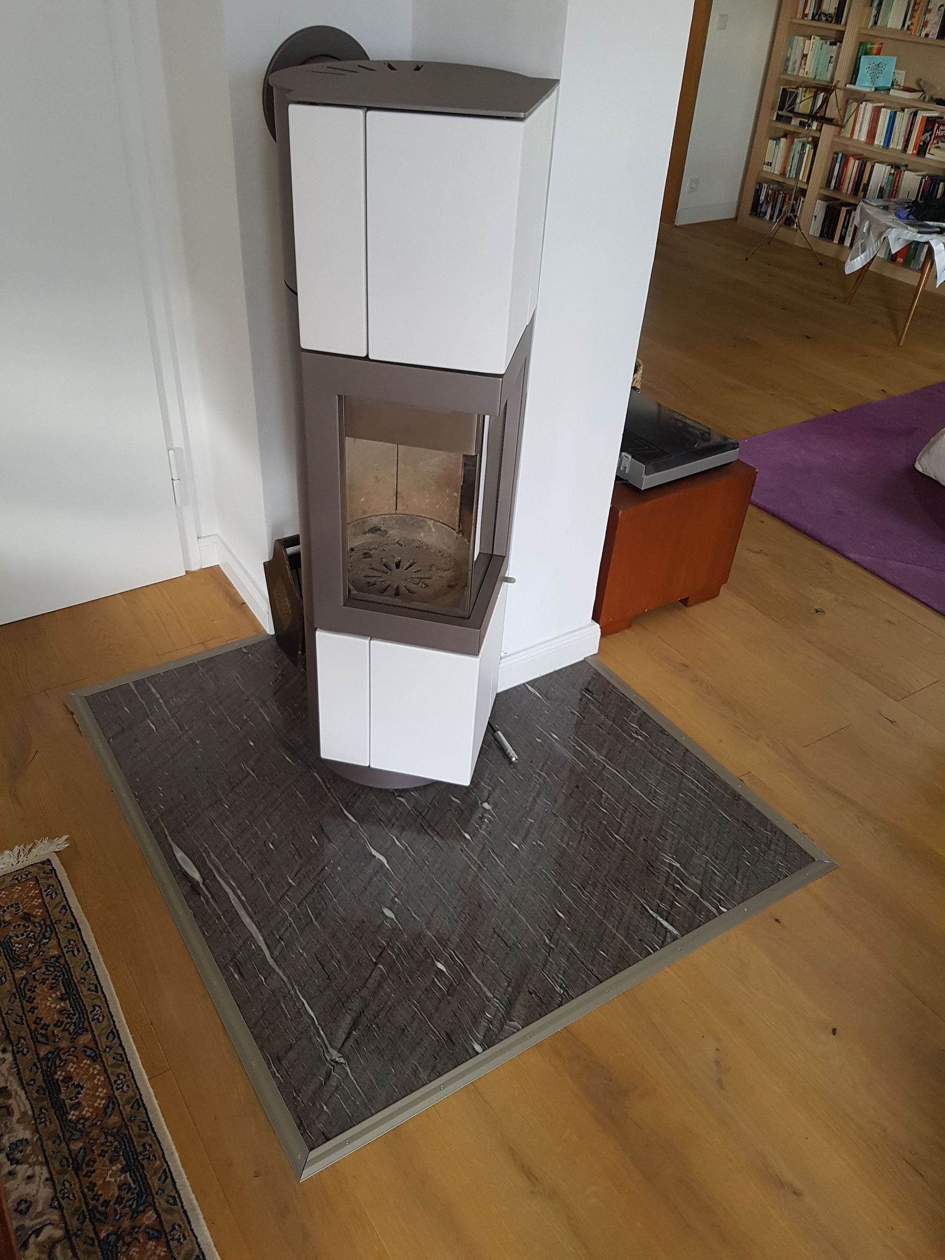 Kamin auf maßgefertigter Ofenplatte