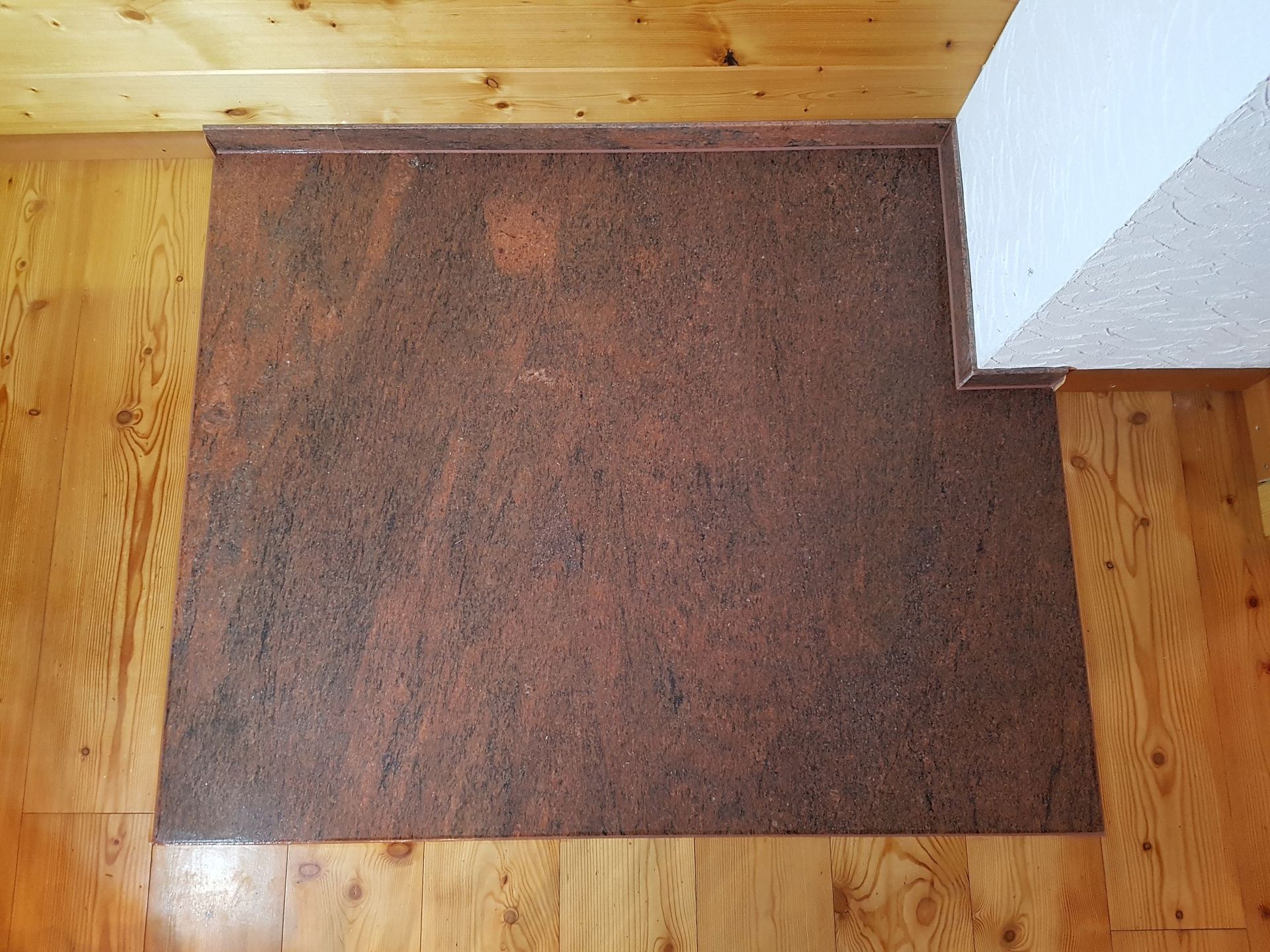 Ofenplatte aus rötlichem Steinmaterial