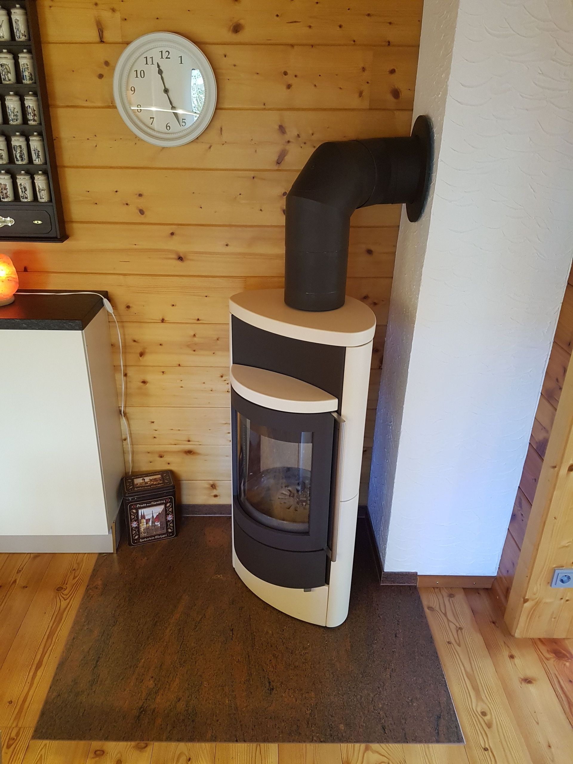 Ofen auf einer dunklen Ofenplatte