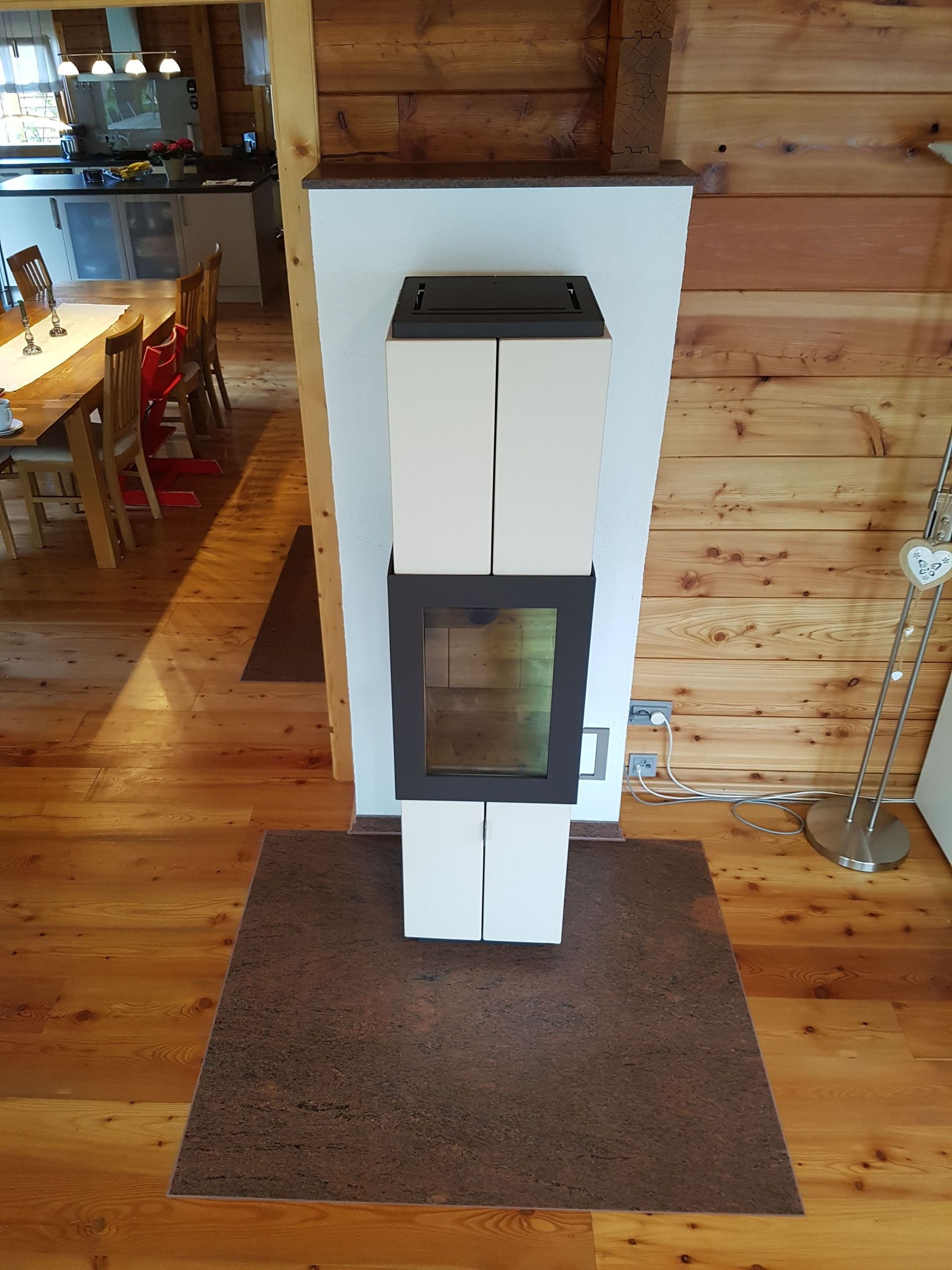 heller Ofen auf maßgefertigter Ofenplatte