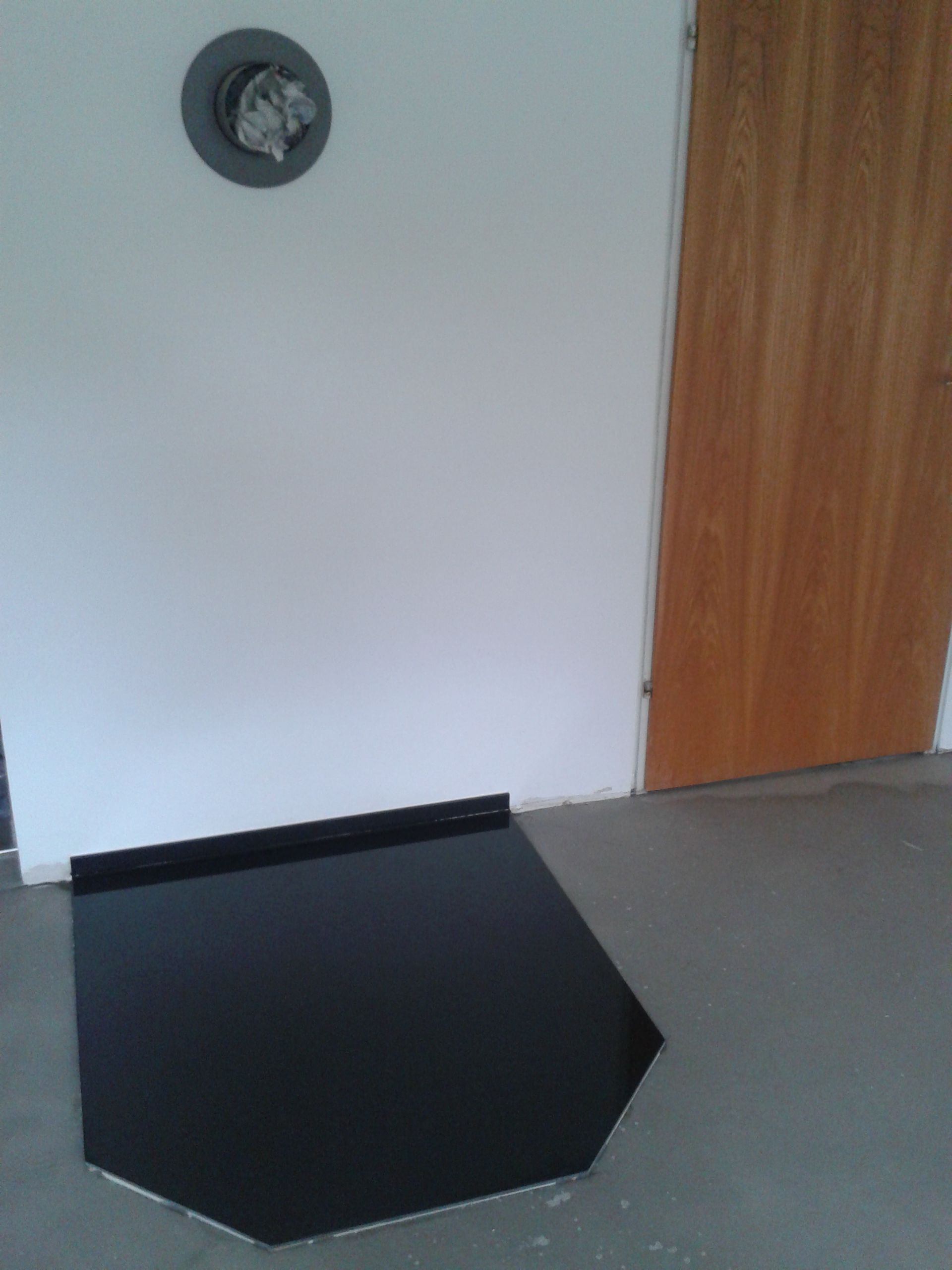 zugeschnittene dunkle Ofenplatte