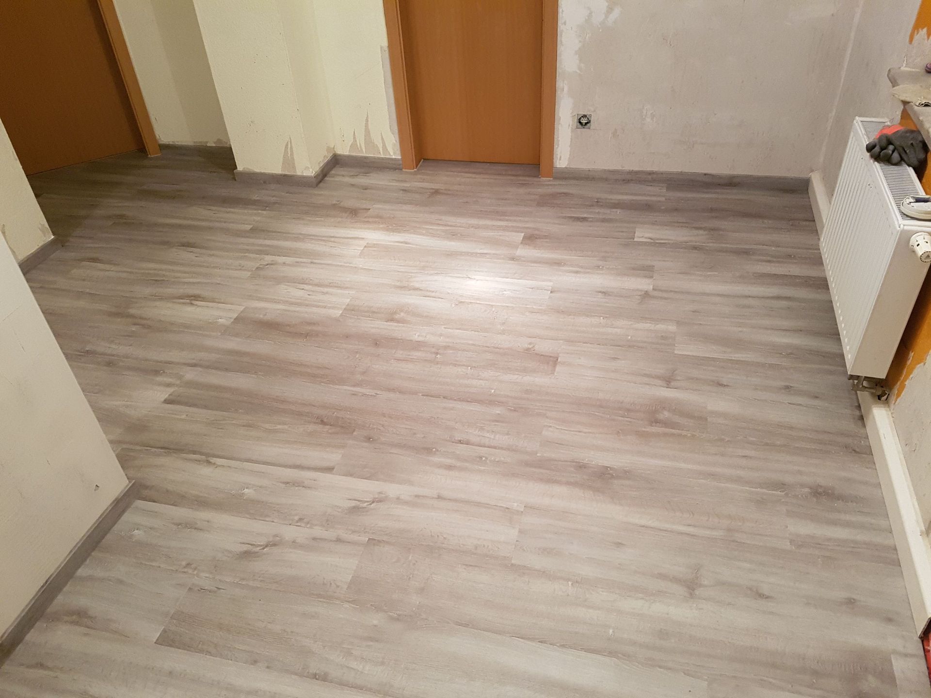 neu verlegter Boden in Holzoptik