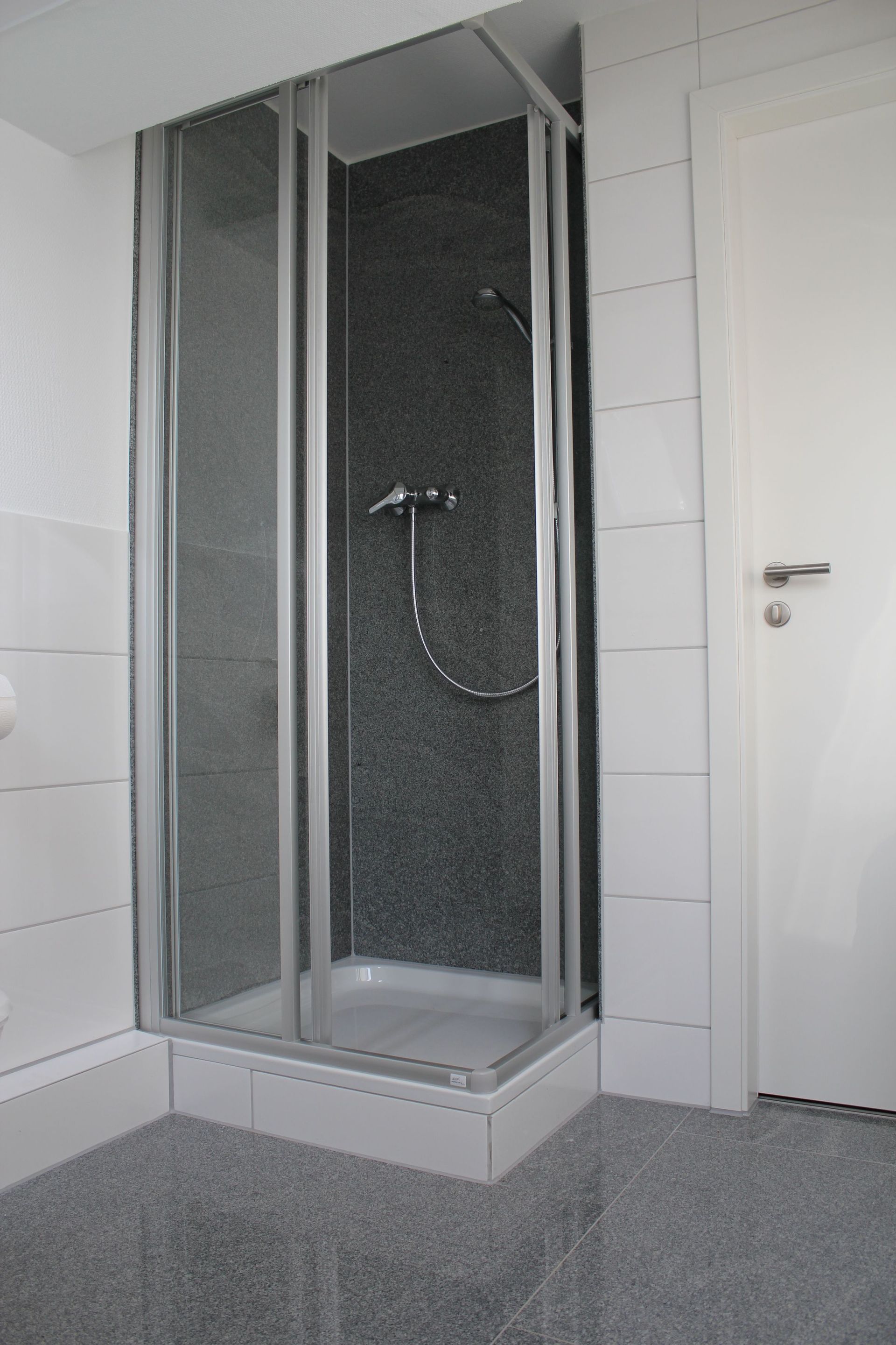 neu verlegter Steinboden in einem Badezimmer