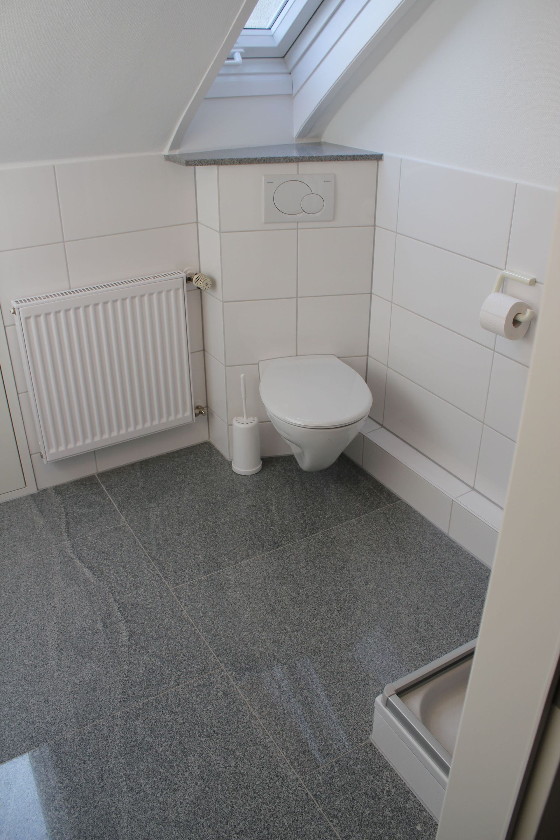 renovierte Dusche mit Glas- und Steinwänden