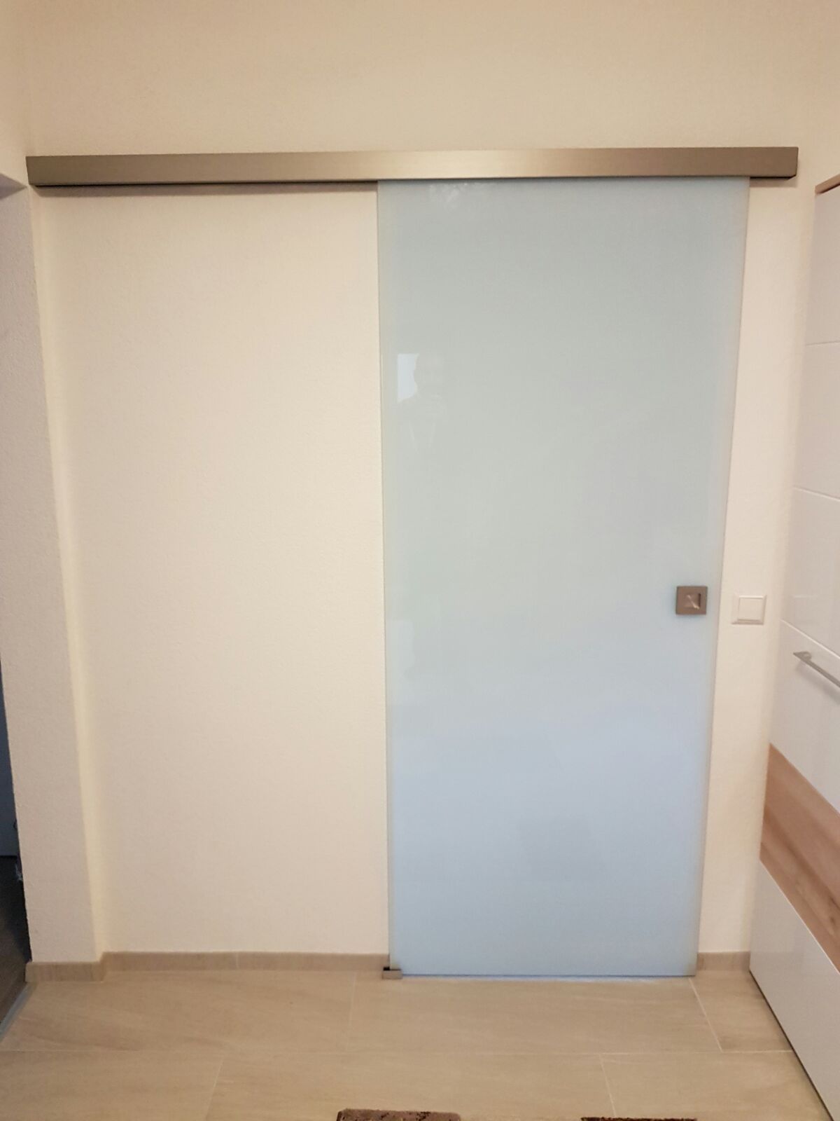 helle Schiebetür nach der Renovierung