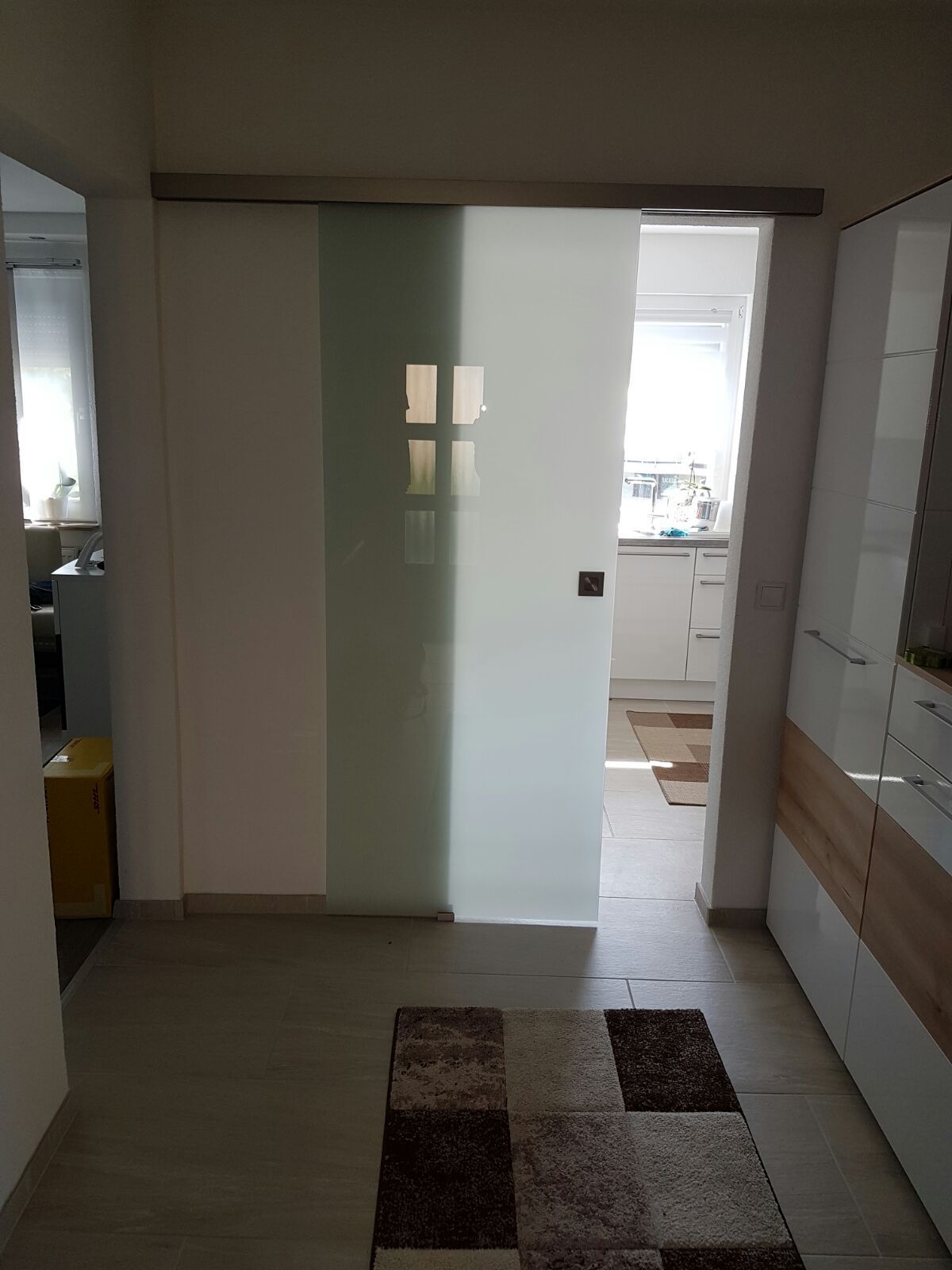 halb geöffnete Schiebetür in einem Wohnbereich