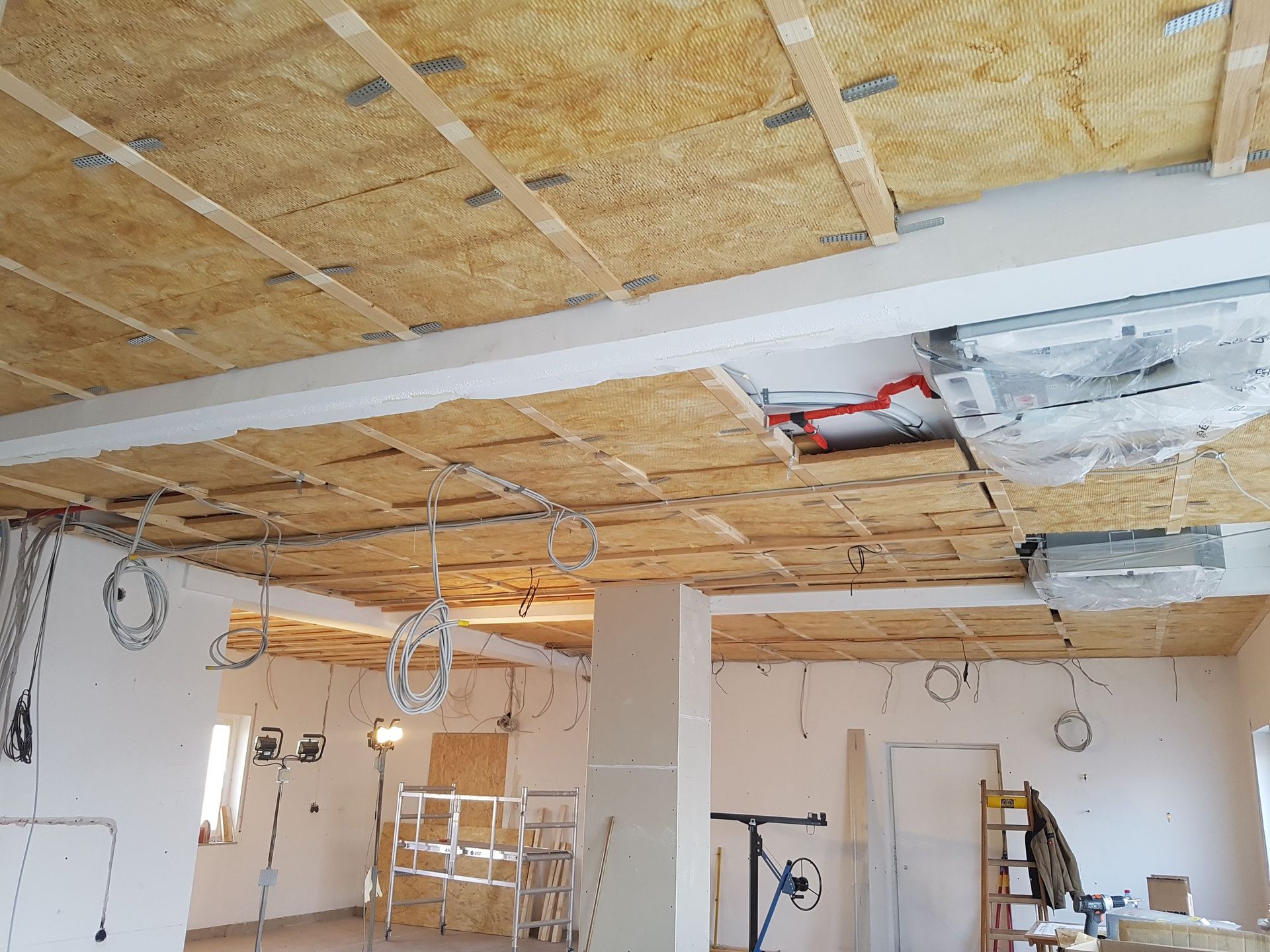 Renovierung einer Zimmerdecke im Wohnbereich
