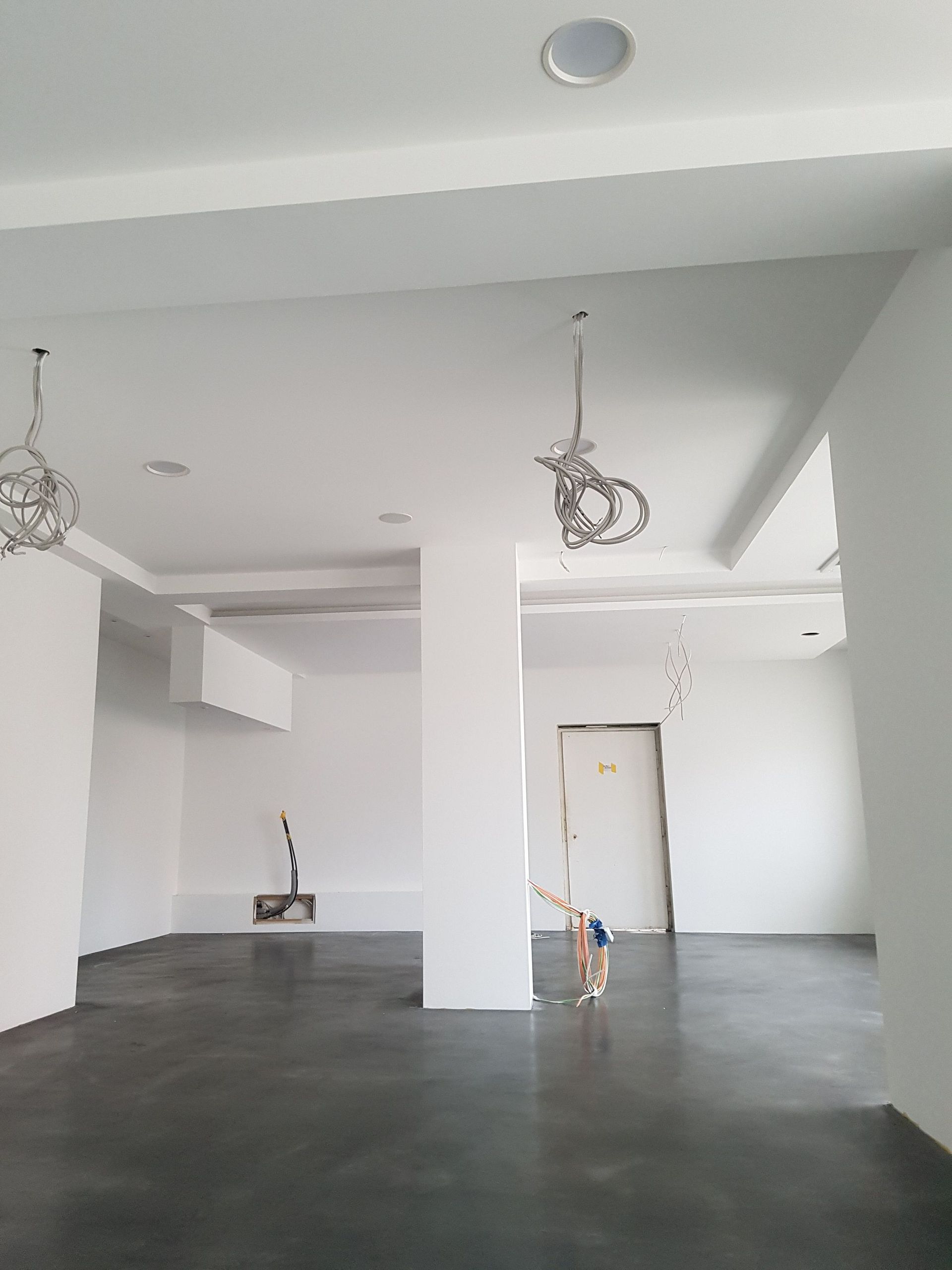 Renovierung eines hellen Ladenraums