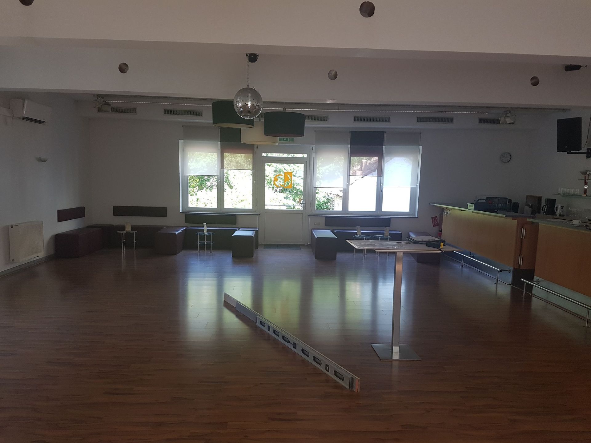 Bar- und Loungebereich nach der Renovierung