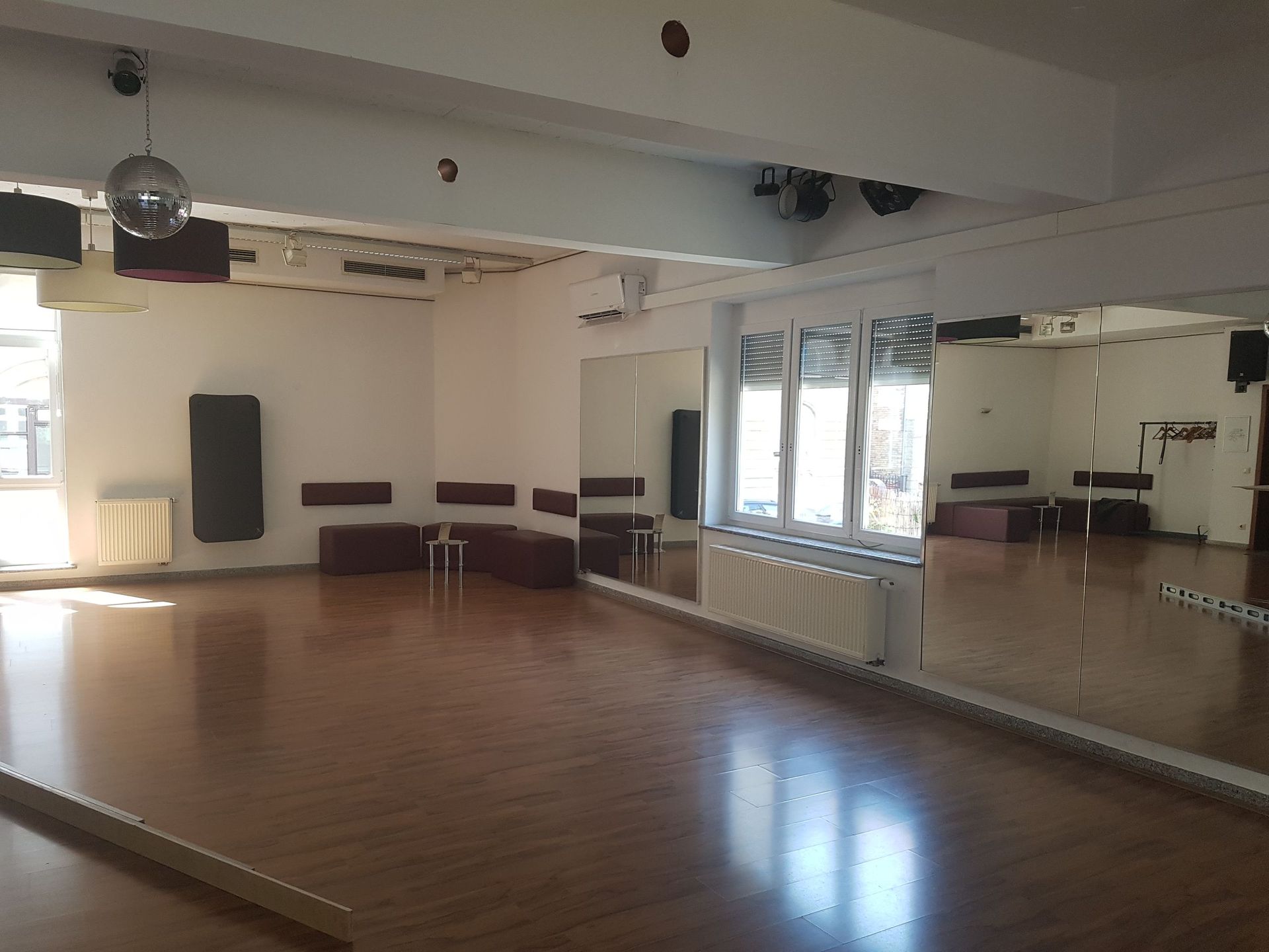 Raum eines Tanzstudios mit Spiegelwand nach der Renovierung