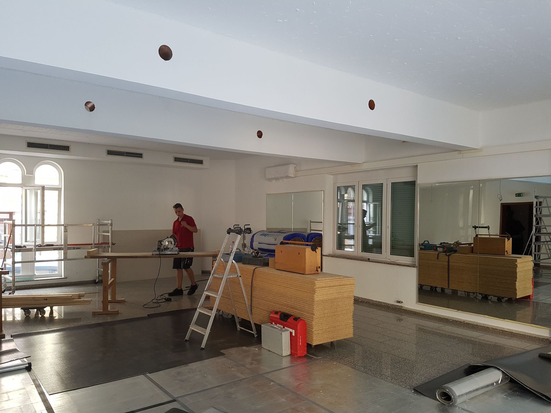 Renovierung eines gewerblichen Raums mit vielen Fenstern