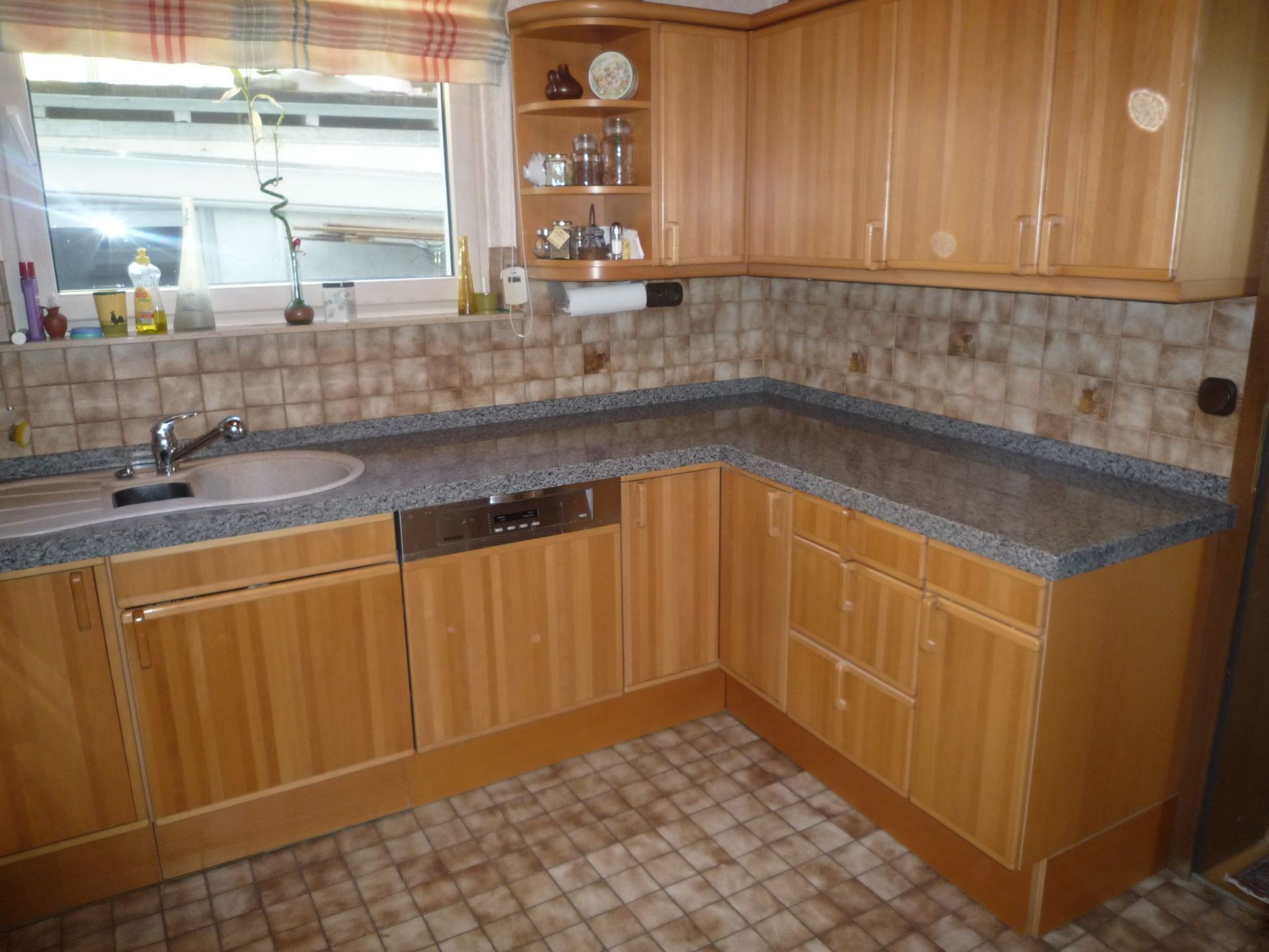 Küche mit neuen Arbeitsplatten aus Stein