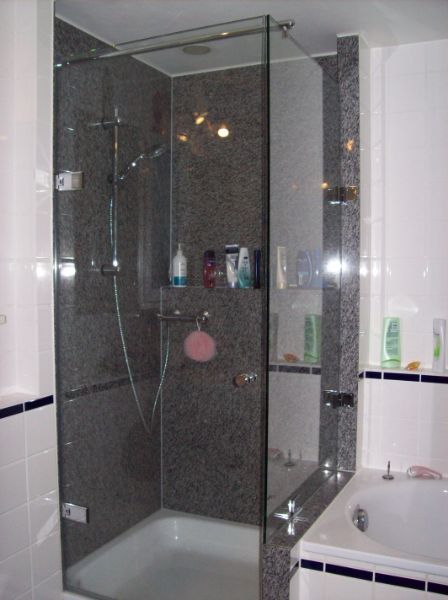 Duschkabine mit Granitwand
