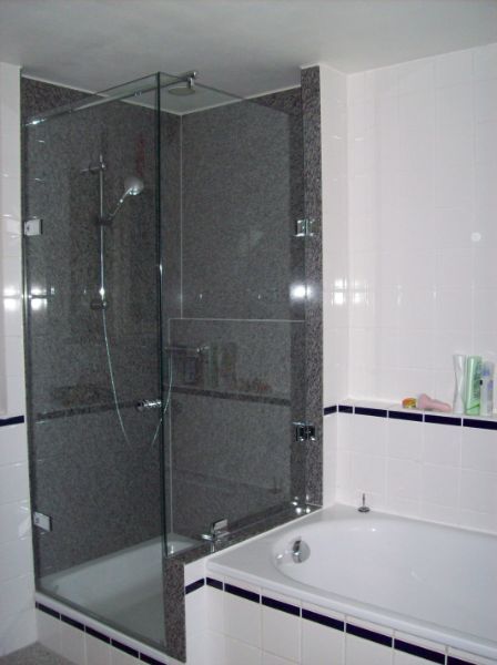Glasdusche mit Granitwand