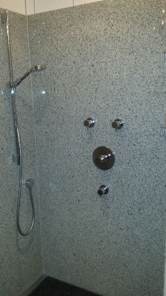 Dusche mit Granitfassade nach der Renovierung