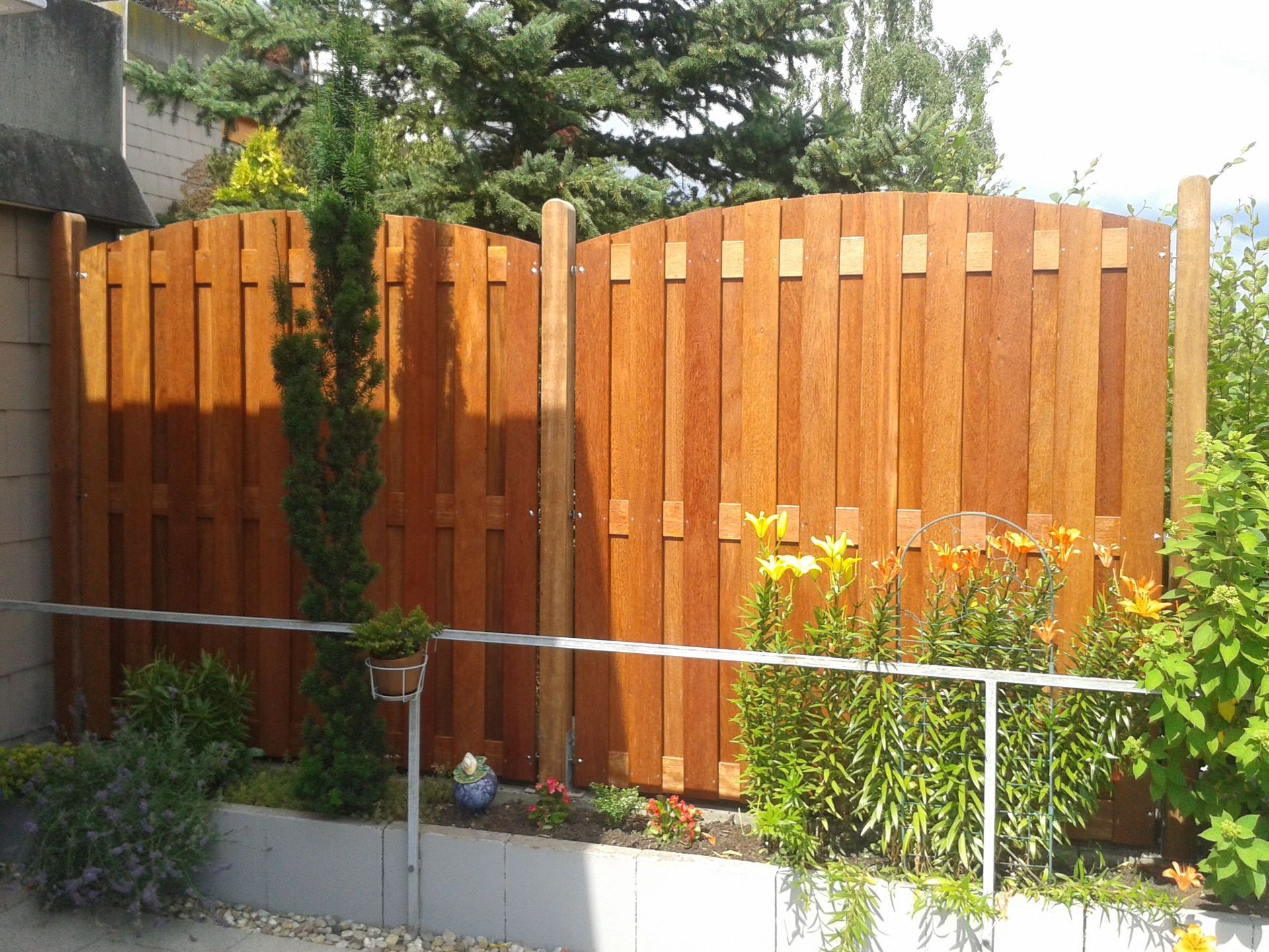 neugebauter Holzzaun in einem Garten