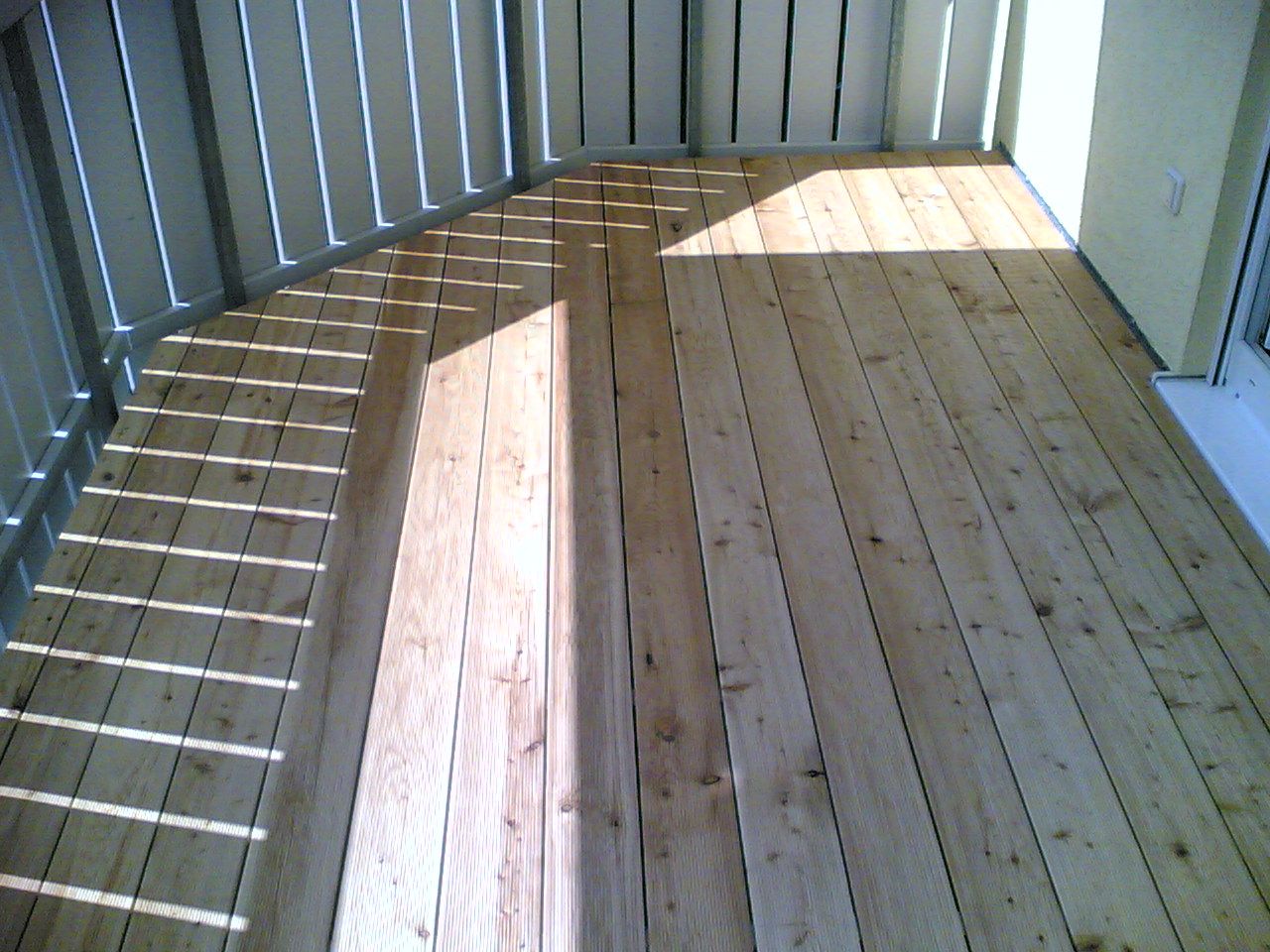 neu verlegter Balkonboden aus Holz
