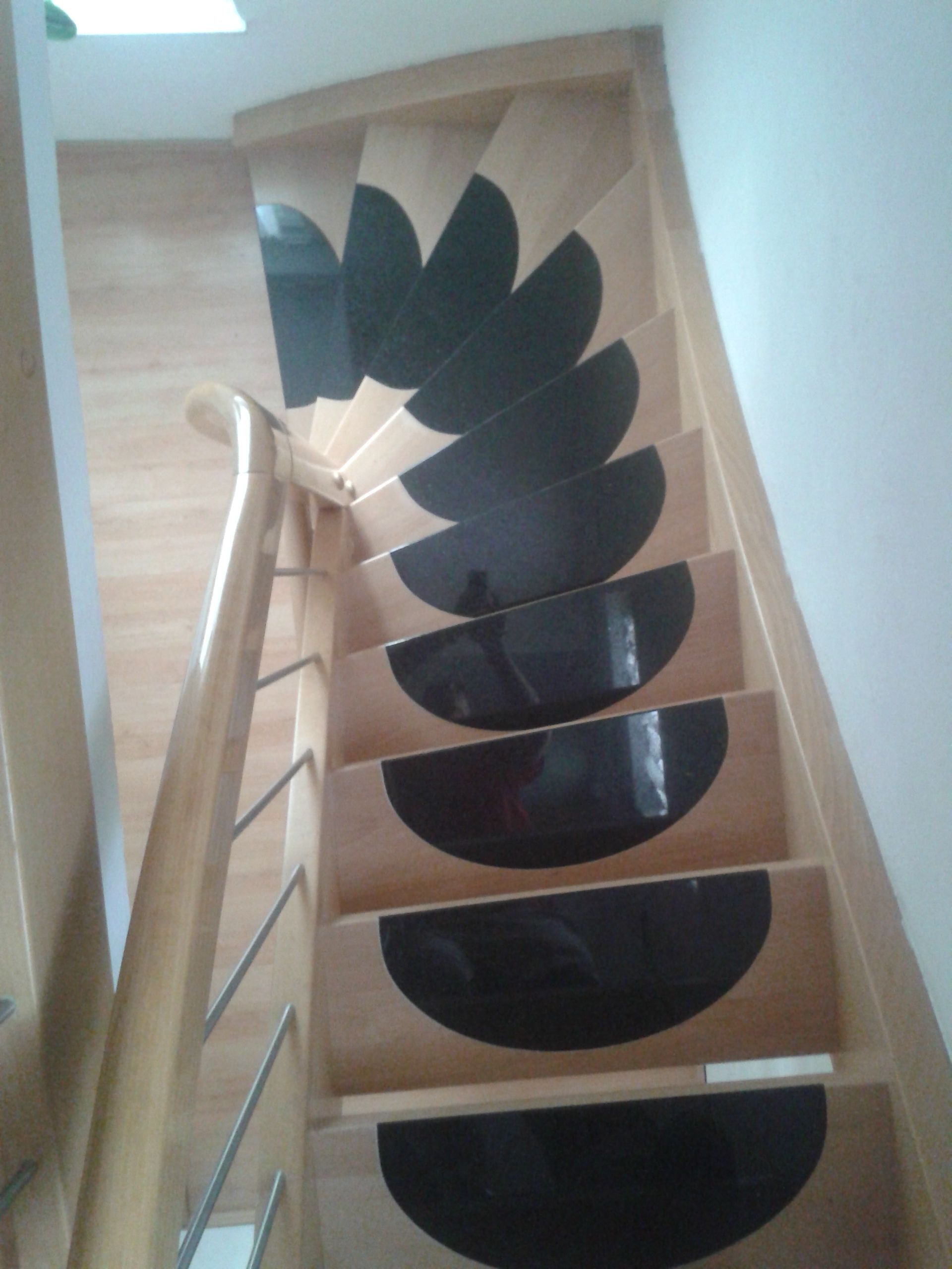 Treppenhaus aus Holz mit Teppichelementen