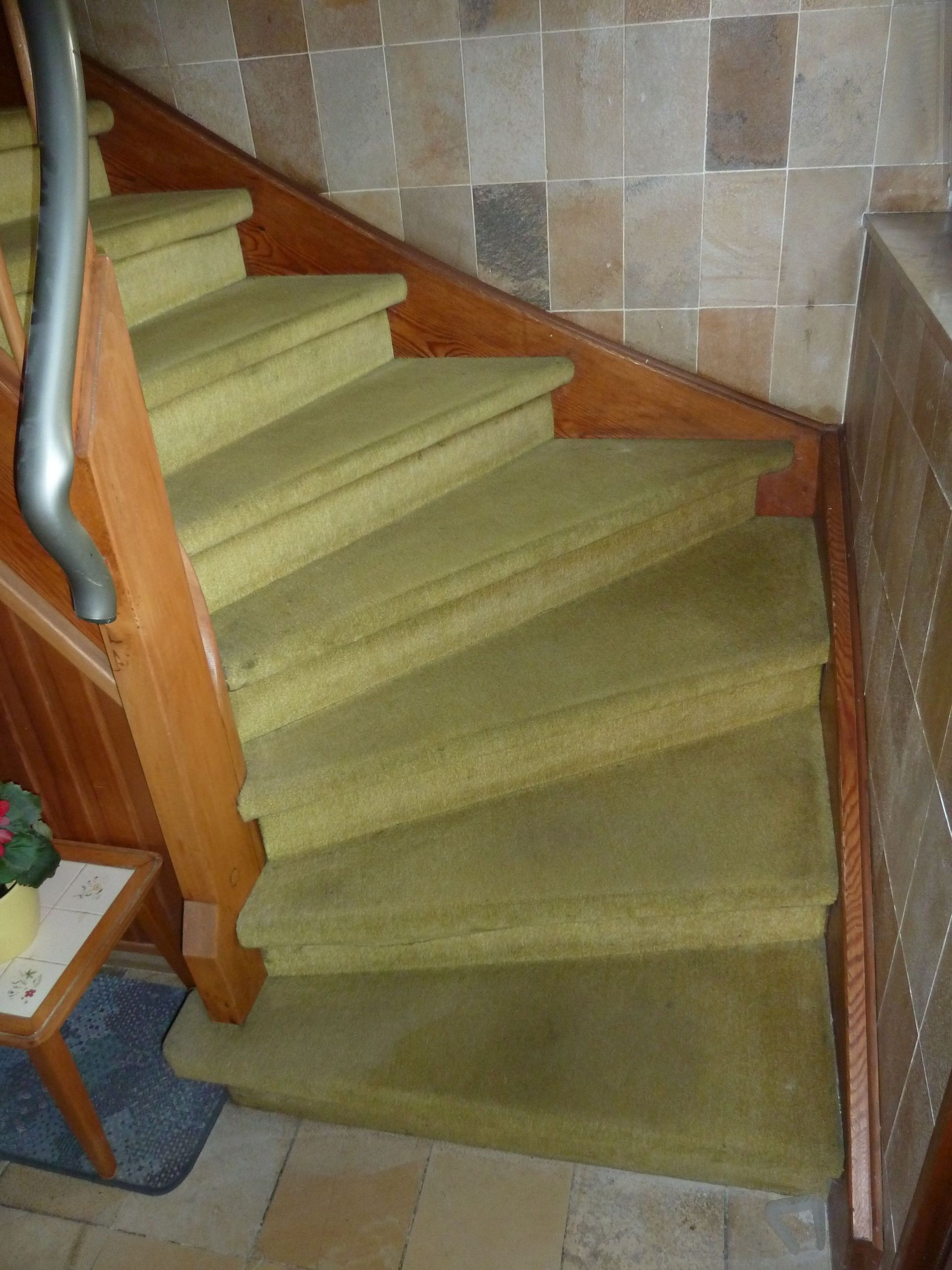 Treppenhaus mit grünen Stufen vor der Renovierung