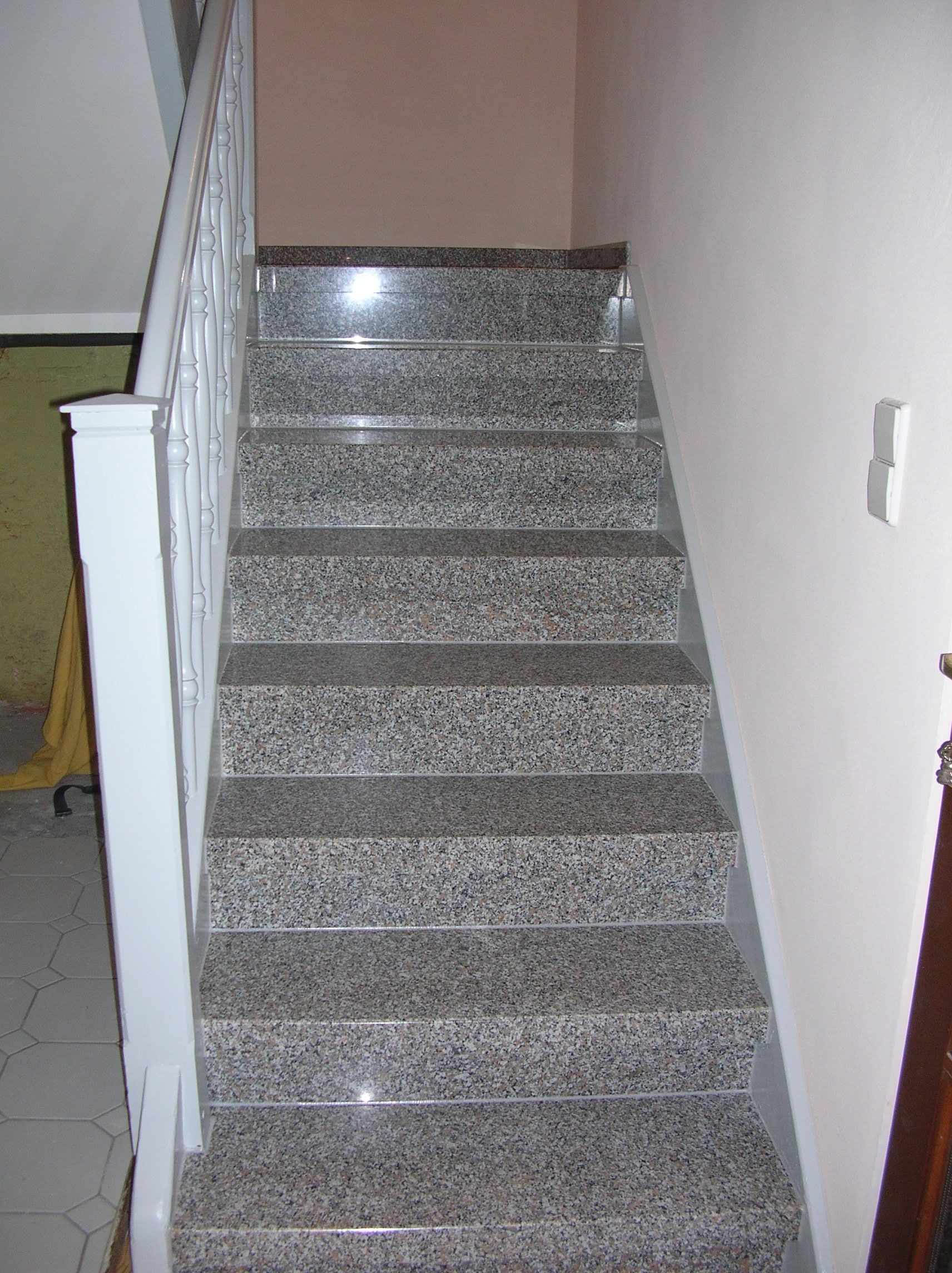 Treppenhaus nach Renovierung mit grauem Stein